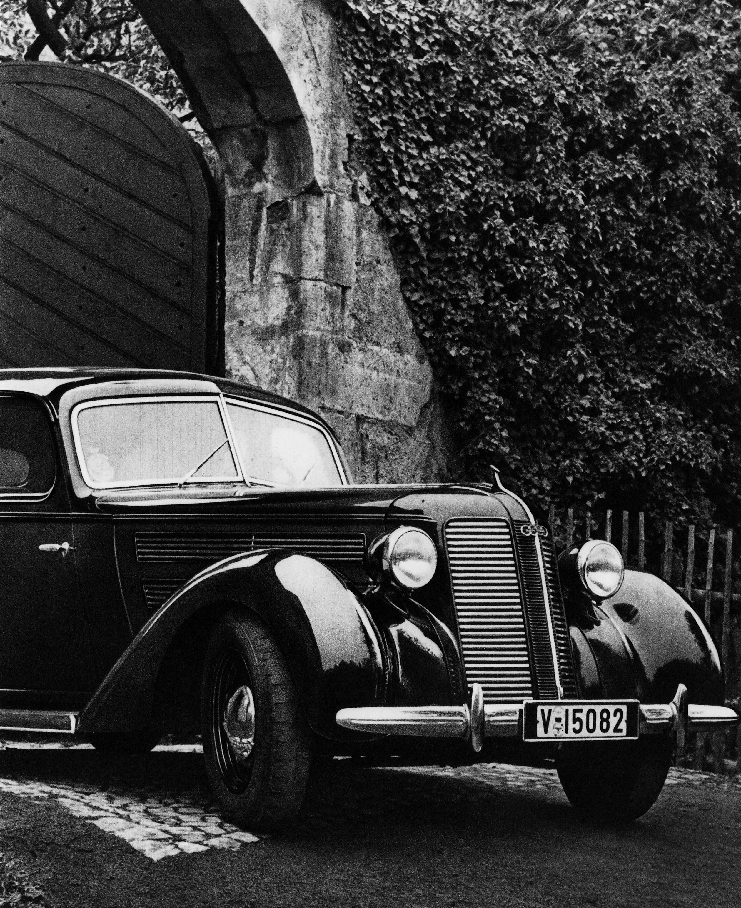 Audi 920 saloon, 3.2 litre six-cylinder inline engine, 75 hp