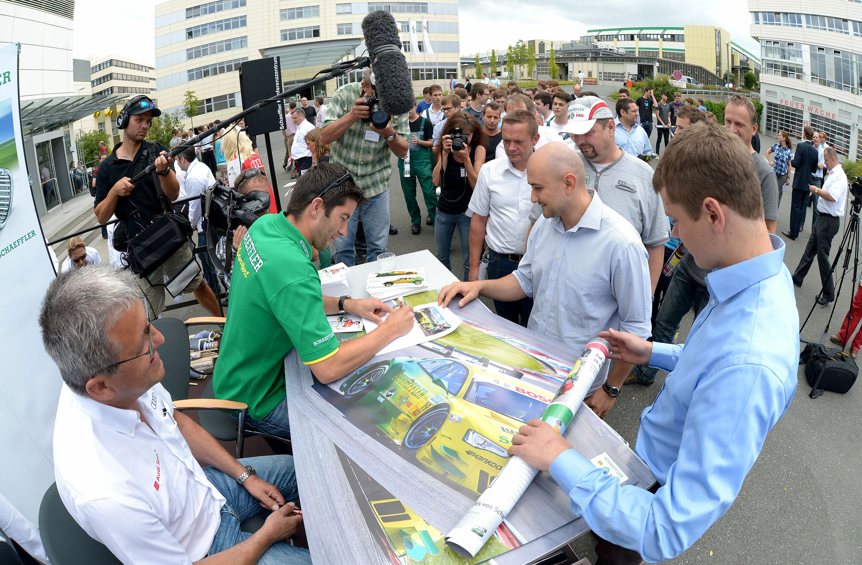 Countdown zum DTM-Heimspiel läuft - Audi-Pilot Mike Rockenfeller geht als Tabellenführer in das Audi-Heimrennen auf dem Norisring. Vor dem ersten Training auf dem nur 2,3 Kilometer langen Stadtkurs holte sich der 29 Jahre alte Deutsche Rückendeckung von...