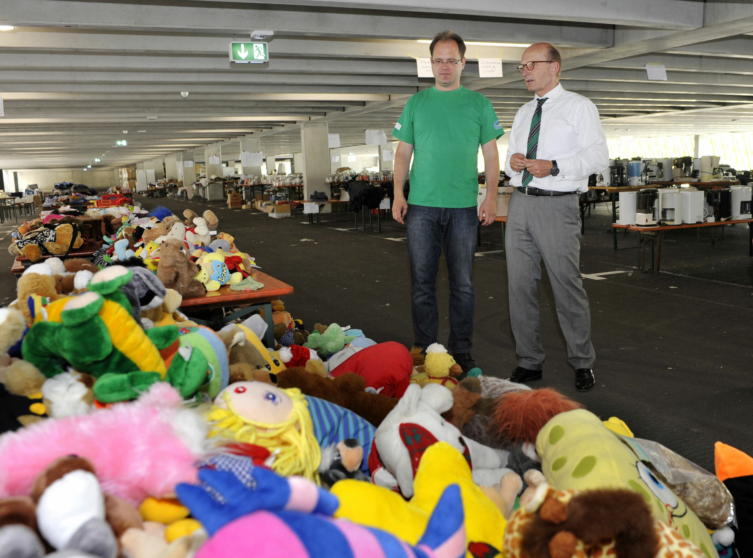 Audi flood aid: corporate donation handed over - Dr. Peter Tropschuh, head of Audi Corporate Responsibility, visited the warehouses of the Deggendorf District Youth Organization after the symbolic handover of the corporate donation. Deggendorf District...