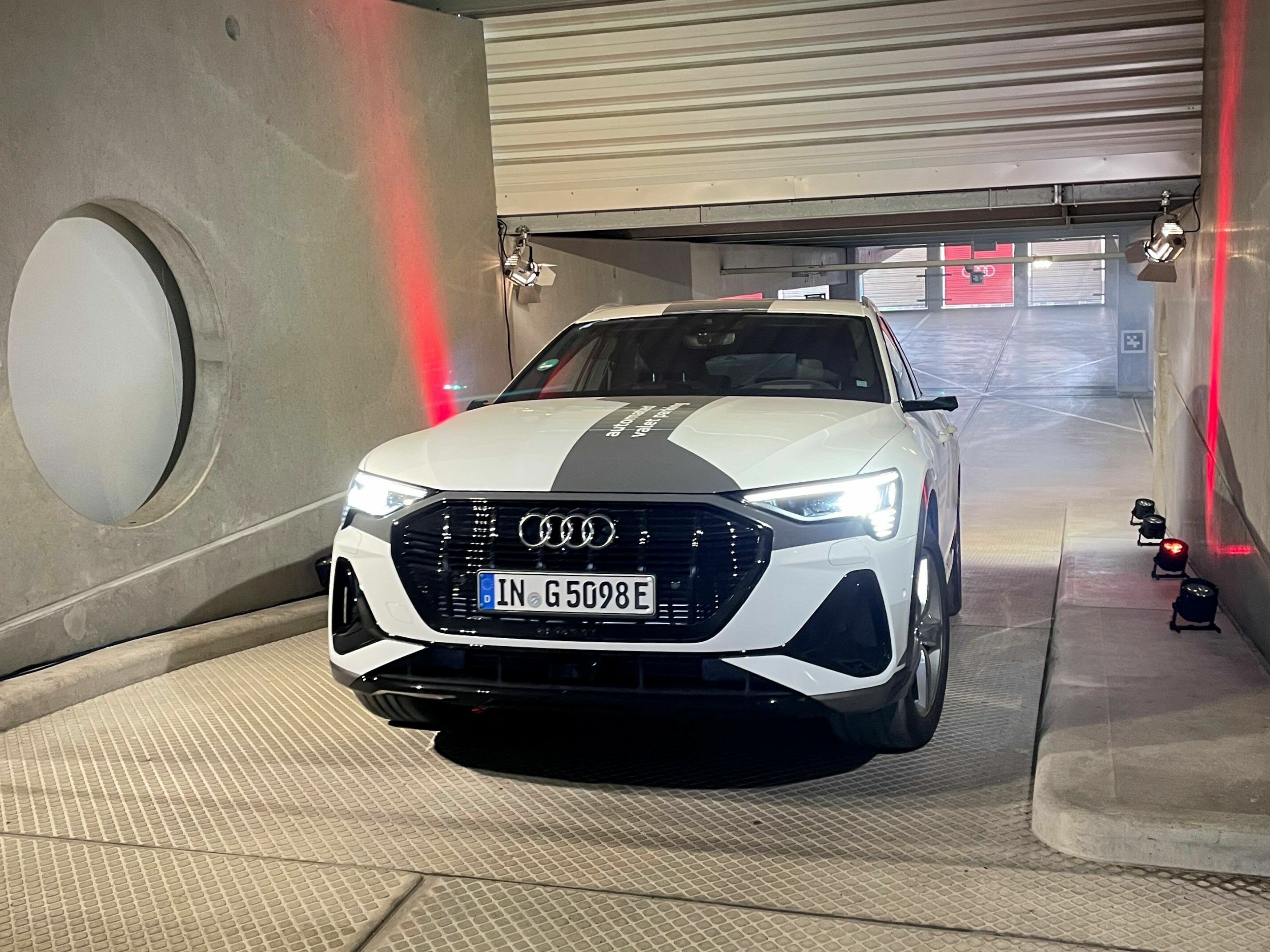 Parken wie von Geisterhand bei Audi: Besuchende der Landesgartenschau sehen autonomes Parken - Ein Versuchsfahrzeug von Audi fährt selbständig zu seinem Stellplatz.