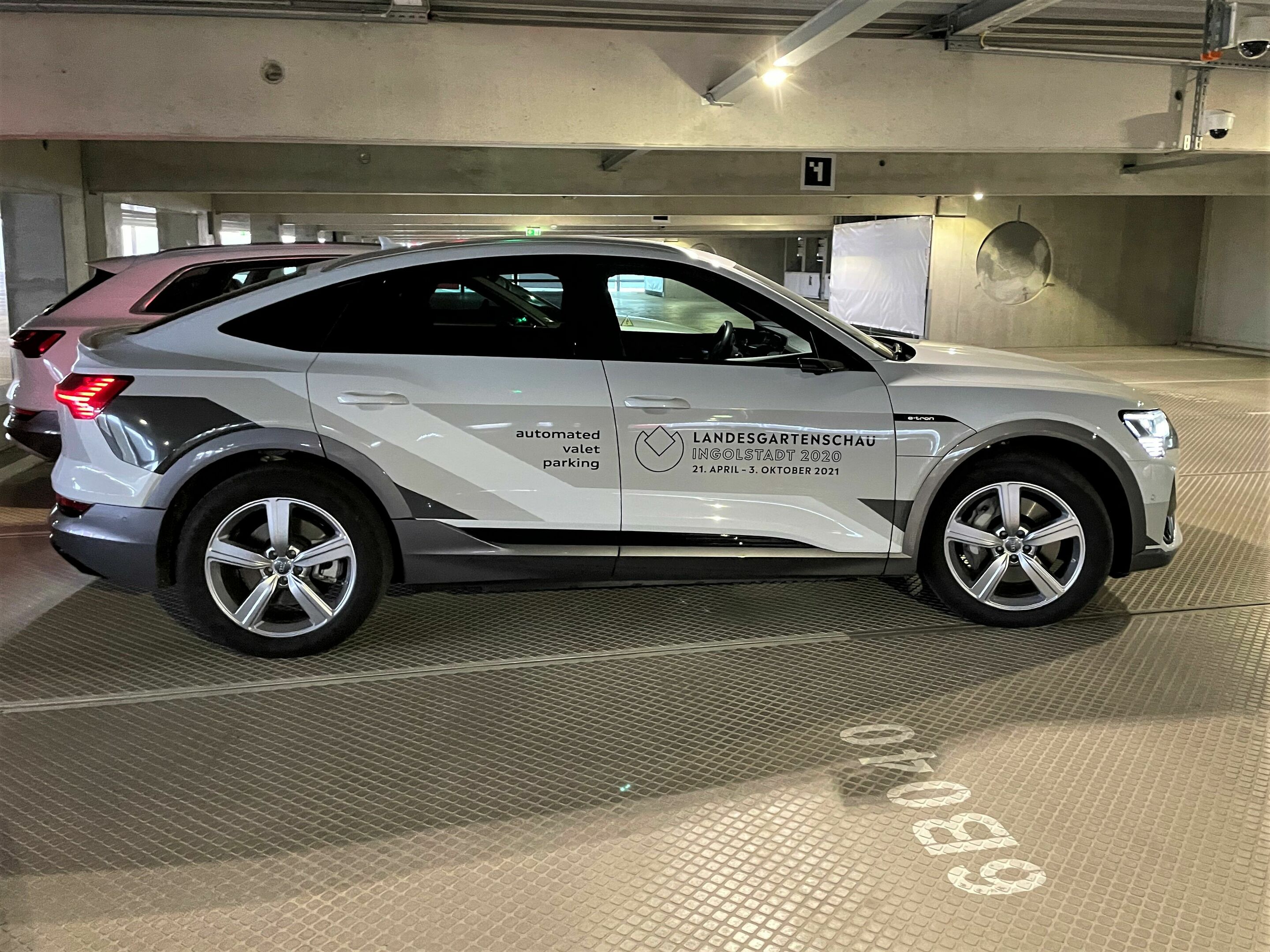 Parken wie von Geisterhand bei Audi: Besuchende der Landesgartenschau sehen autonomes Parken - Ein Versuchsfahrzeug von Audi fährt selbständig zu seinem Stellplatz.