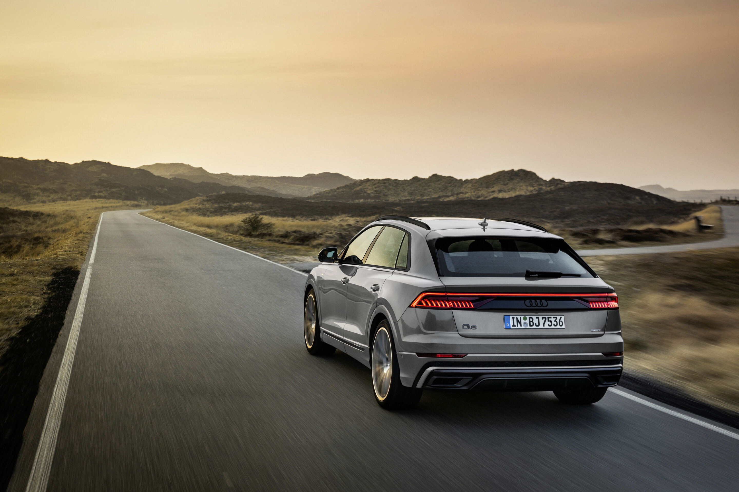 Audi Q8 competition plus - Fahraufnahme,
Farbe: Nardograu