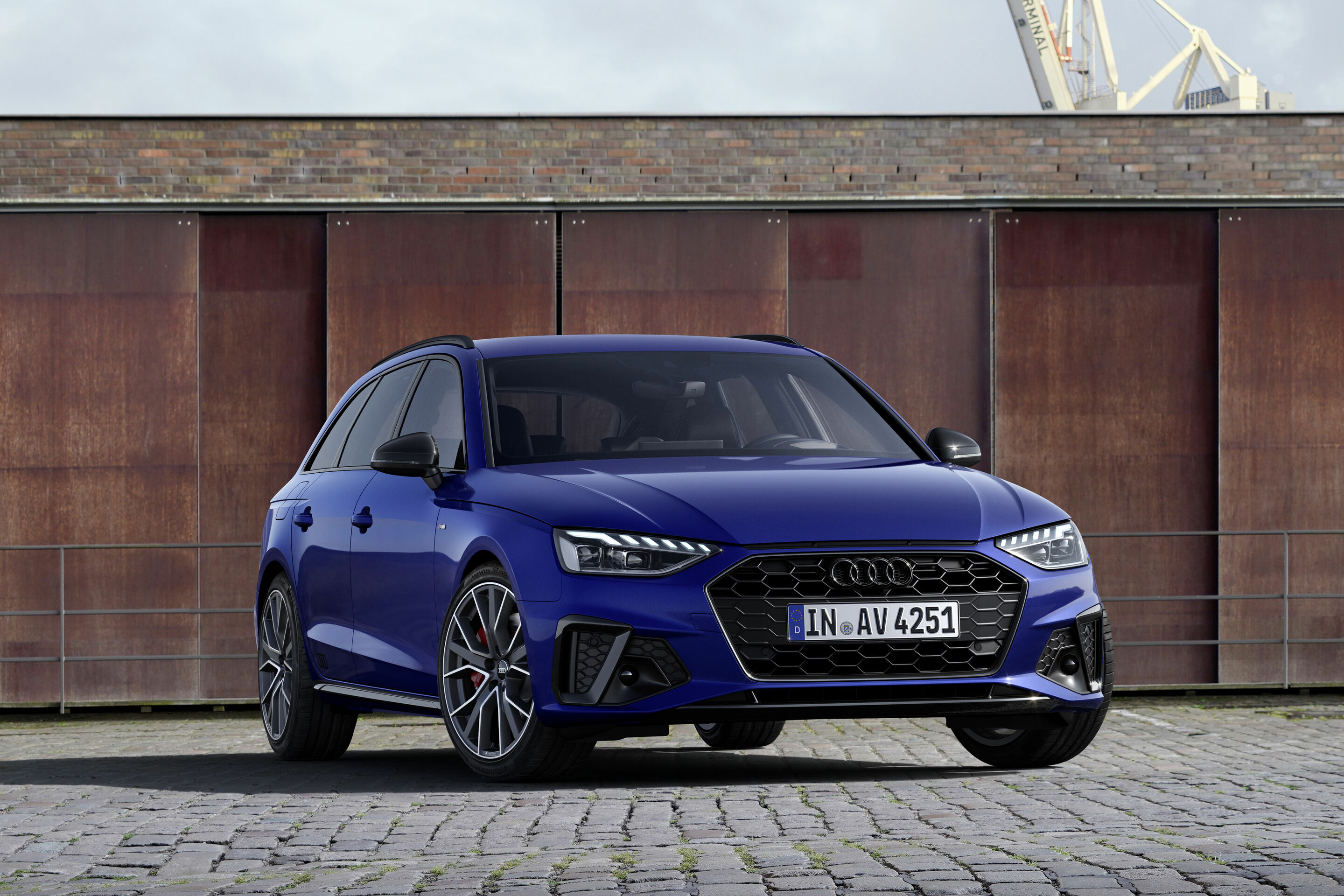 Audi A4 Avant S line competition plus - Static photo;
Color: Navarra Blue Metallic
