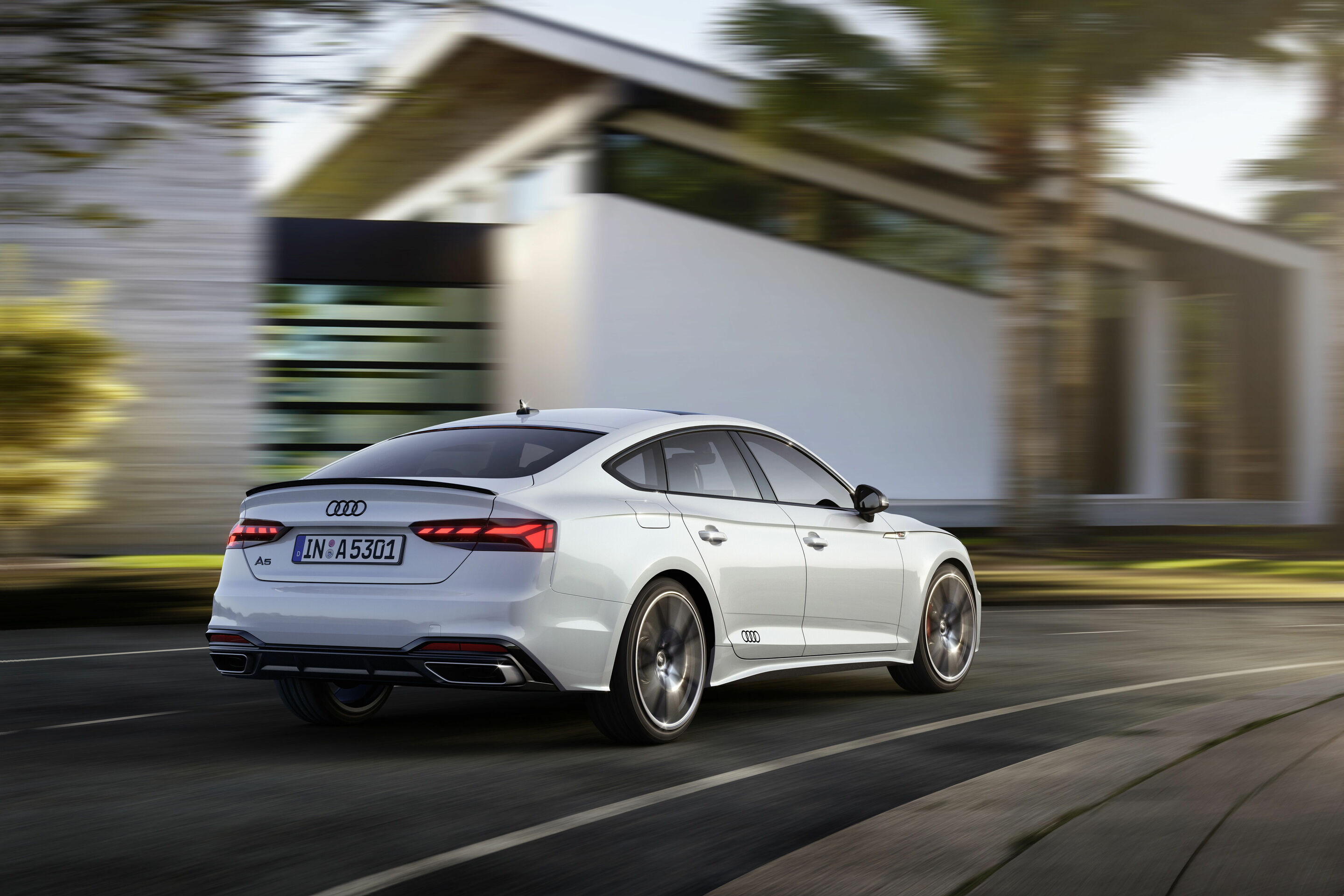 Audi A5 Sportback S line competition plus (2021) - Fahraufnahme;
Farbe: Gletscherweiß Metallic