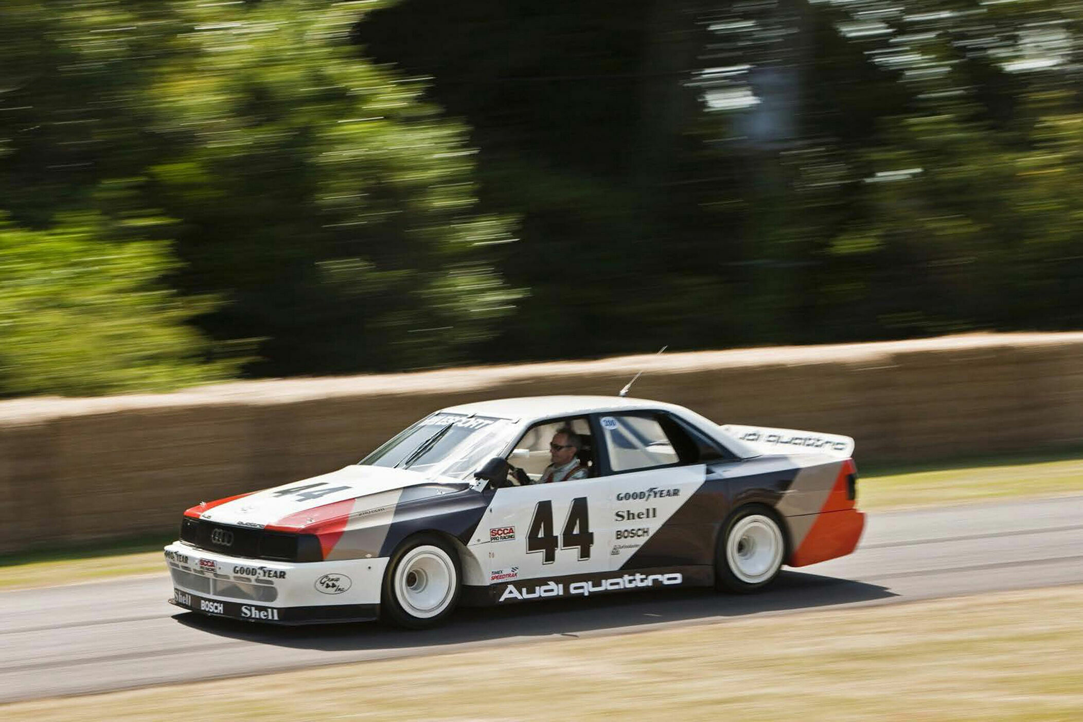 Audi feiert drei große Jubiläen in Goodwood - Er kam, sah und siegte: Vor 25 Jahren gab Audi Sport mit dem Audi 200 quattro ihren Einstand in der US amerikanischen TransAm-Serie – und gewann sie auf Anhieb. 1988 saß Hans-Joachim Stuck am Steuer, beim...