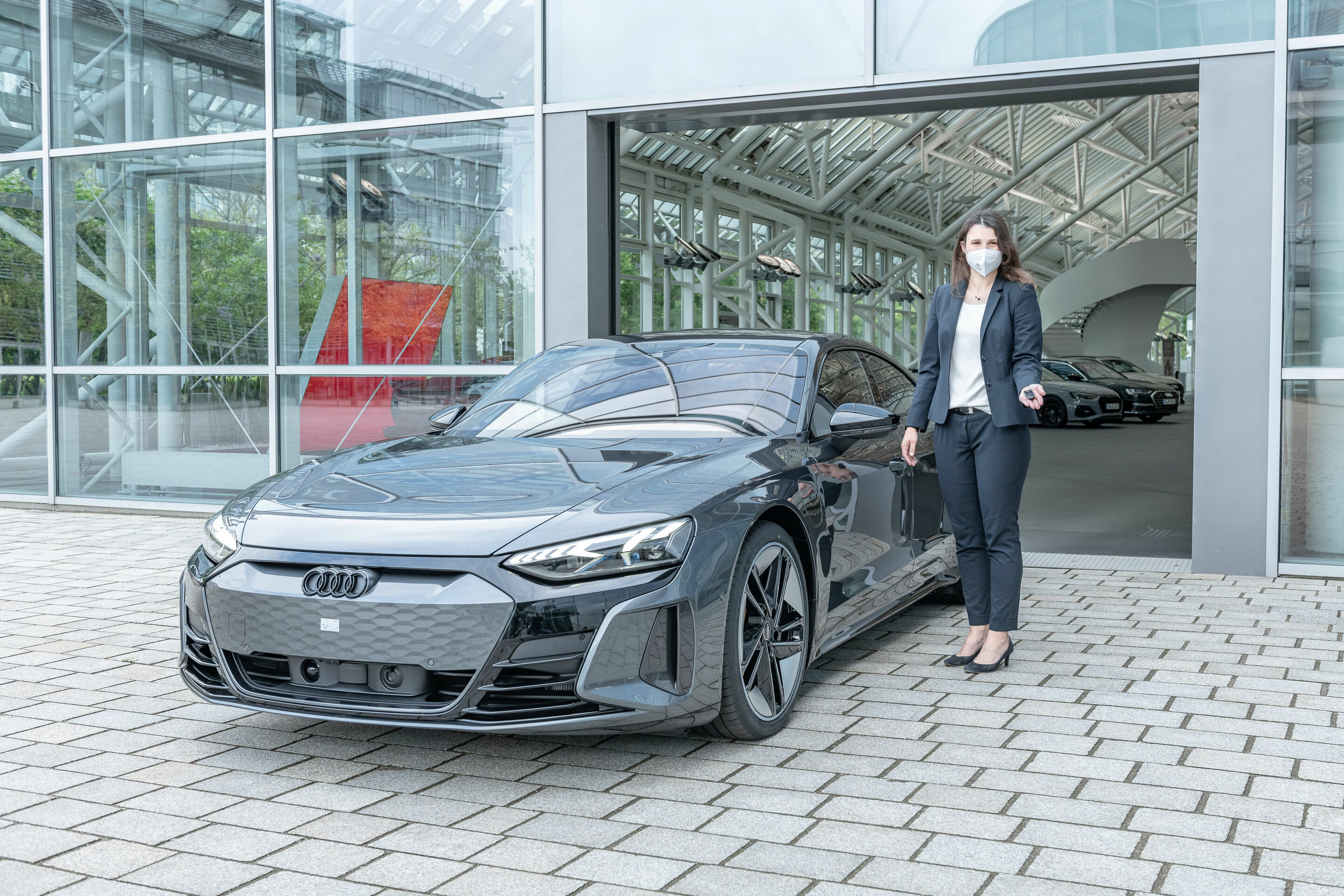 Erlebnis Neuwagenabholung - Kundenbetreuerin Daniela Söllner übergibt den ersten Audi RS e-tron GT in der Ingolstädter Fahrzeugauslieferung.