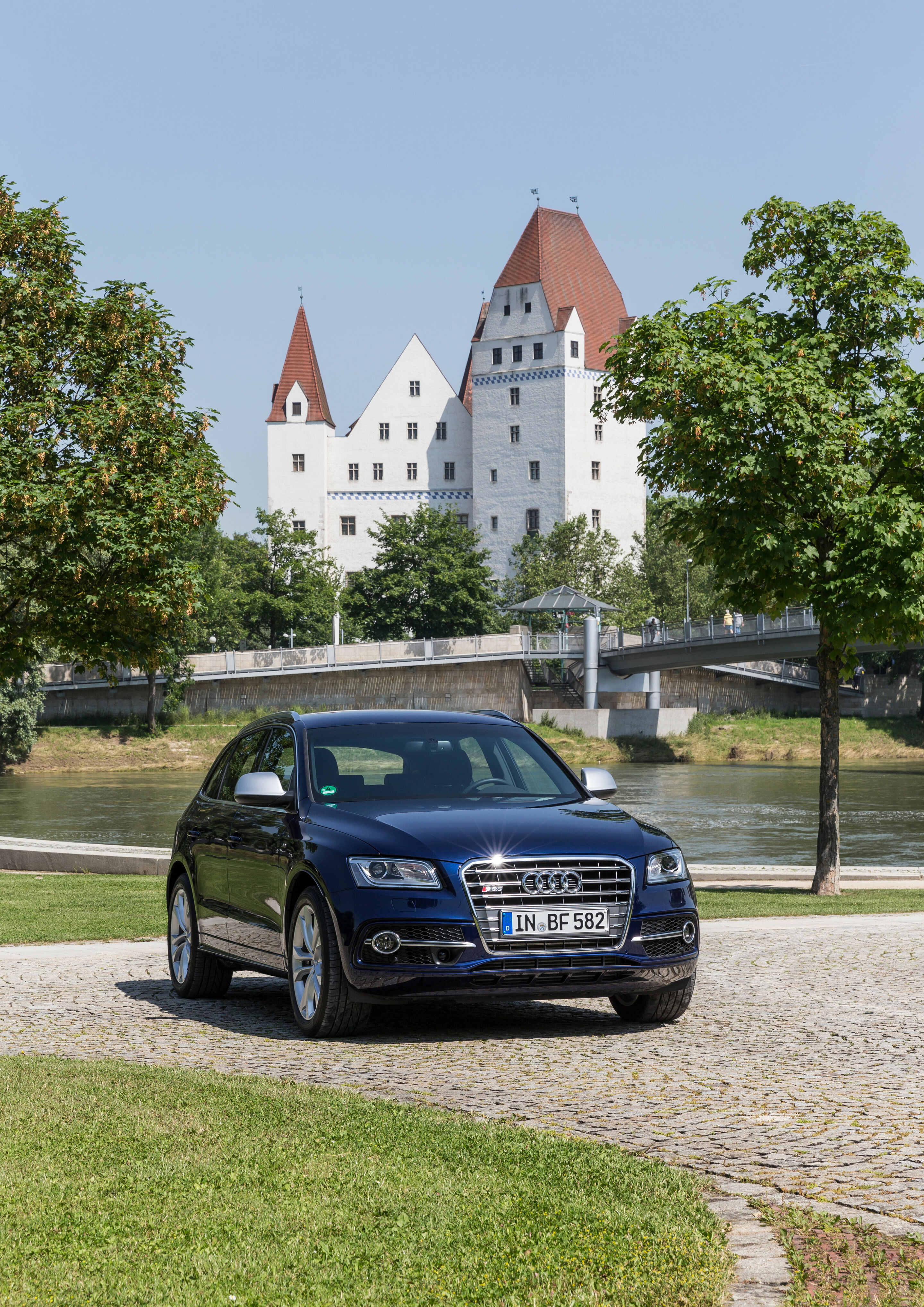 Audi in Ingolstadt - Audi SQ5 im Klenzepark an der Donau (Landesgartenschau 1992)




Schlagworte:  Audi, Standort, SUV, Neues Schloss, Garten, Natur, Freizeit, Tourismus, Geschichte, Erholung, Region, Heimat, Sehenswürdigkeiten, grün