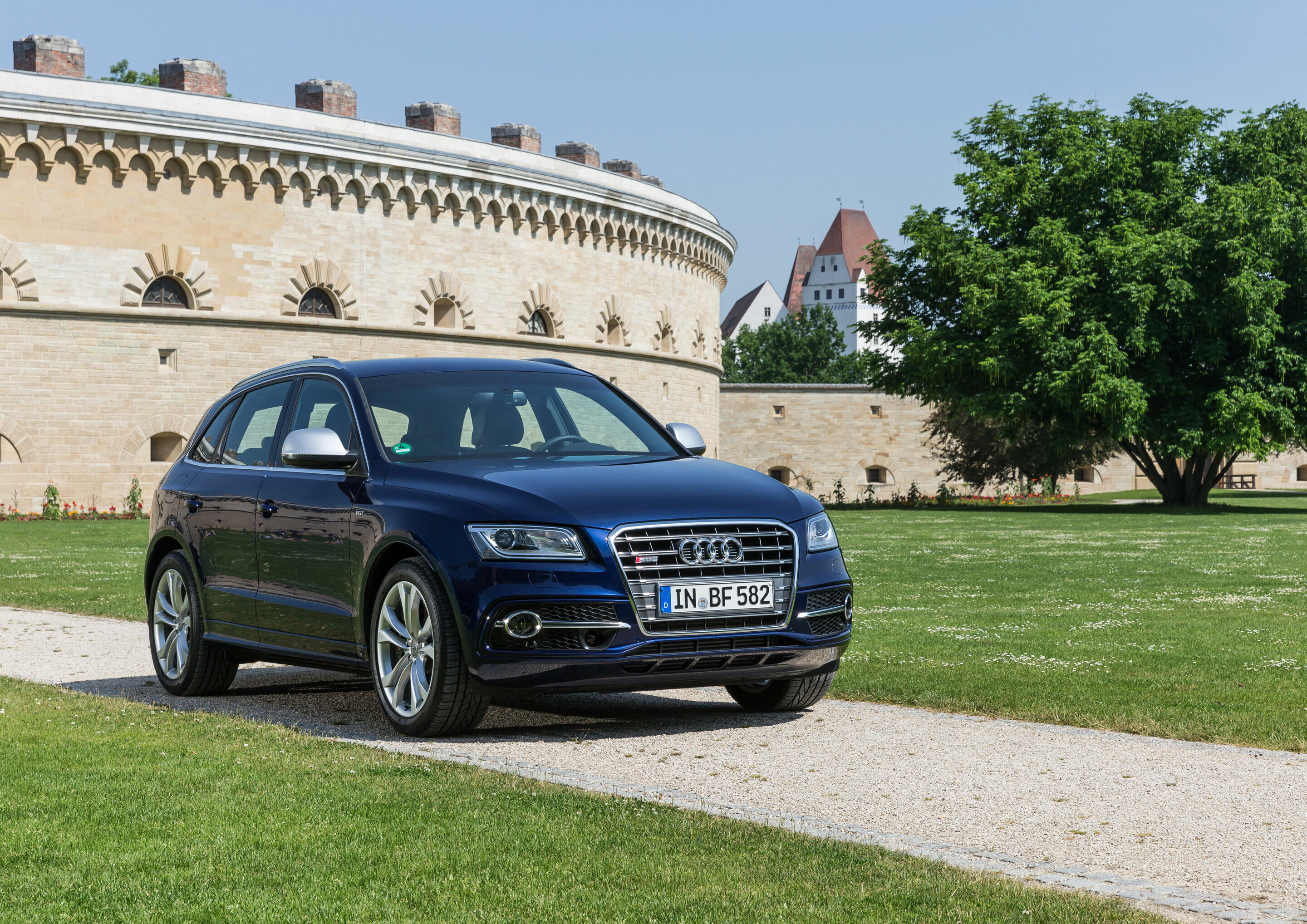 Audi in Ingolstadt - Audi SQ5 at „Klenzepark“  




Tags: Audi, location, SUV, garden, nature, leisure, tourism, tradition, recreation, sights, green