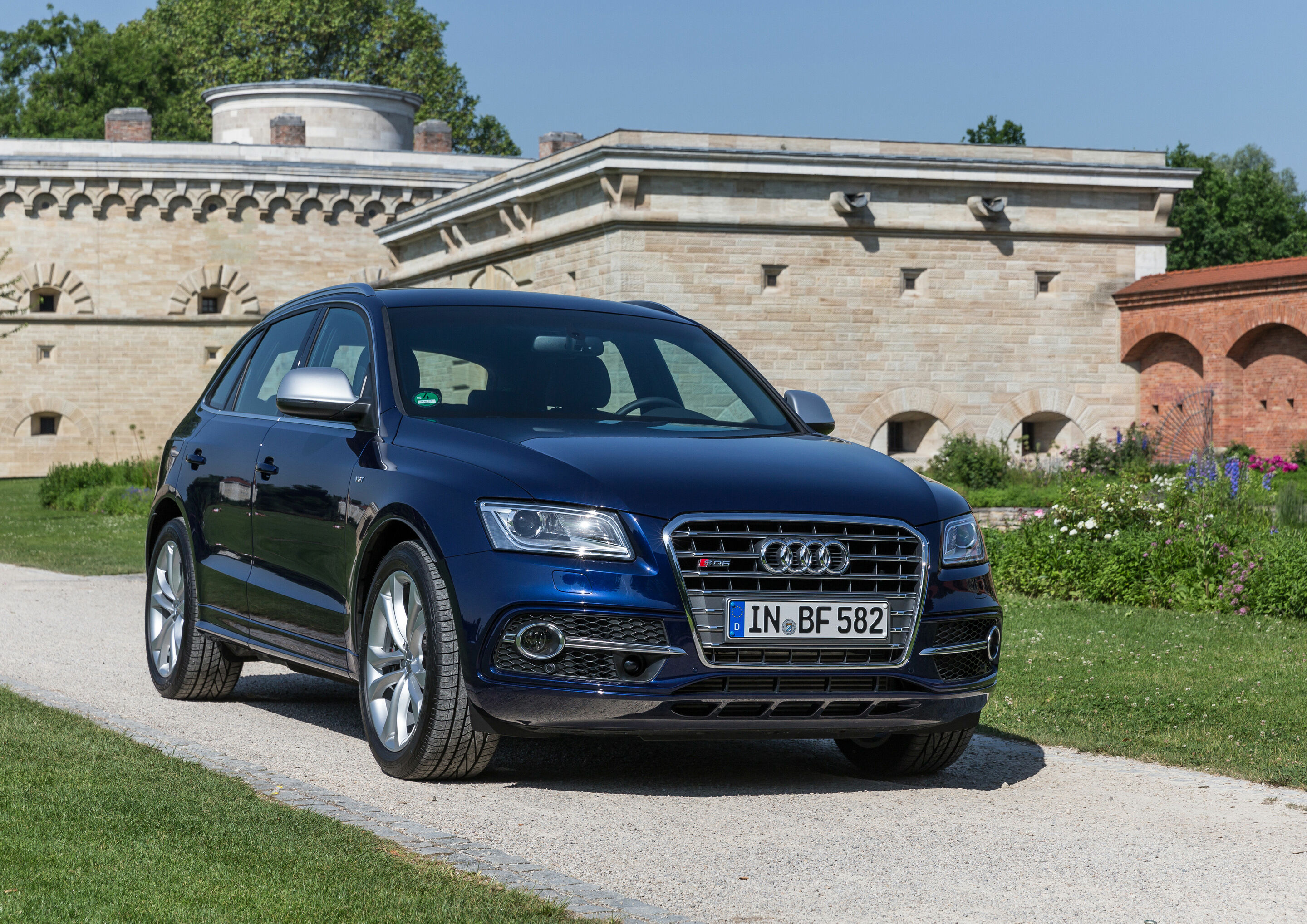 Audi in Ingolstadt - Audi SQ5 im Klenzepark (Landesgartenschau 1992)




Schlagworte:  Audi, Standort, SUV, Garten, Natur, Freizeit, Tourismus, Tradition, Erholung, Region, Heimat, Sehenswürdigkeiten, Festungsbau, grün