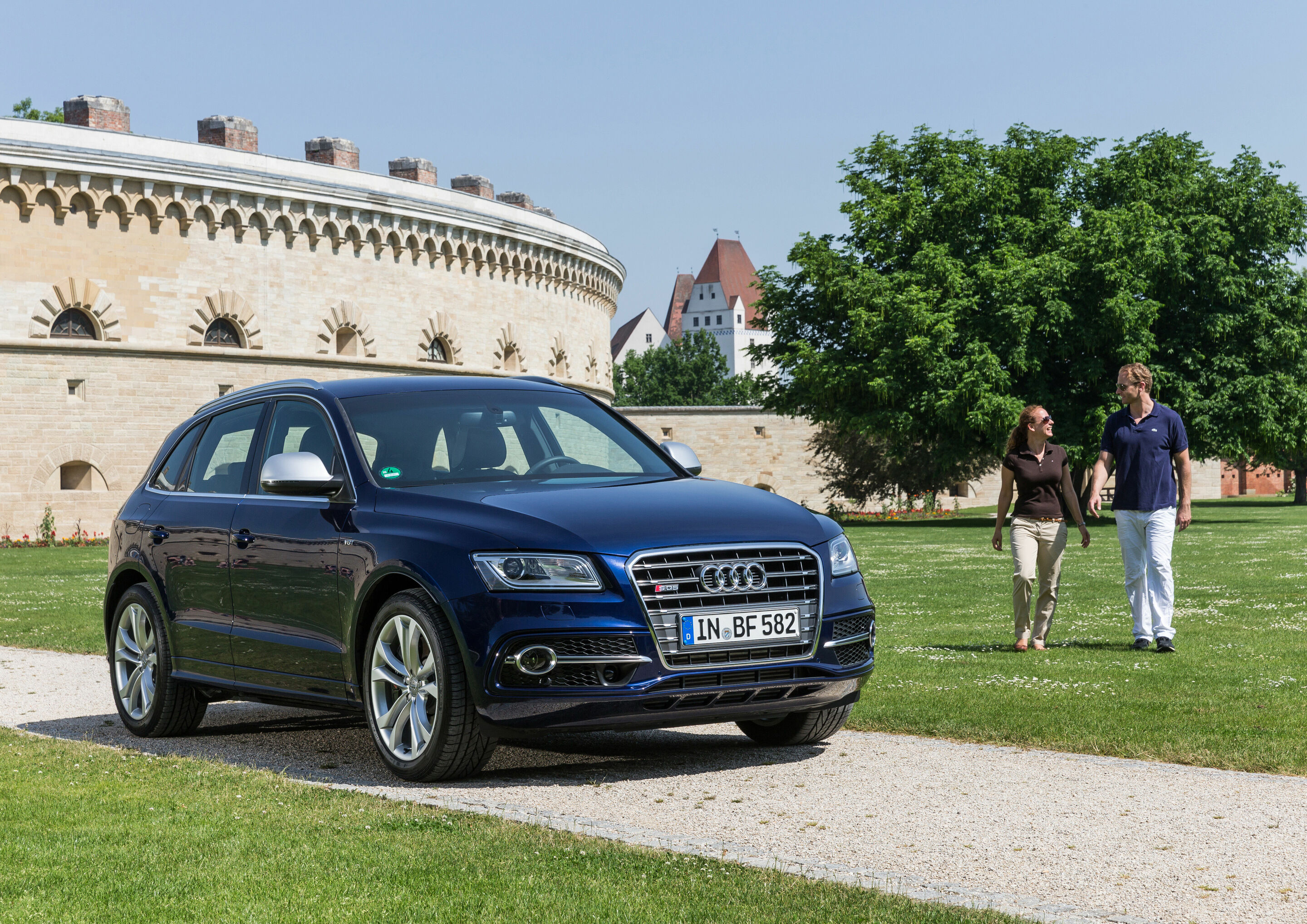 Audi in Ingolstadt - Audi SQ5 at „Klenzepark“  





Tags: Audi, location, SUV, garden, nature, leisure, tourism, tradition, recreation, sights, green