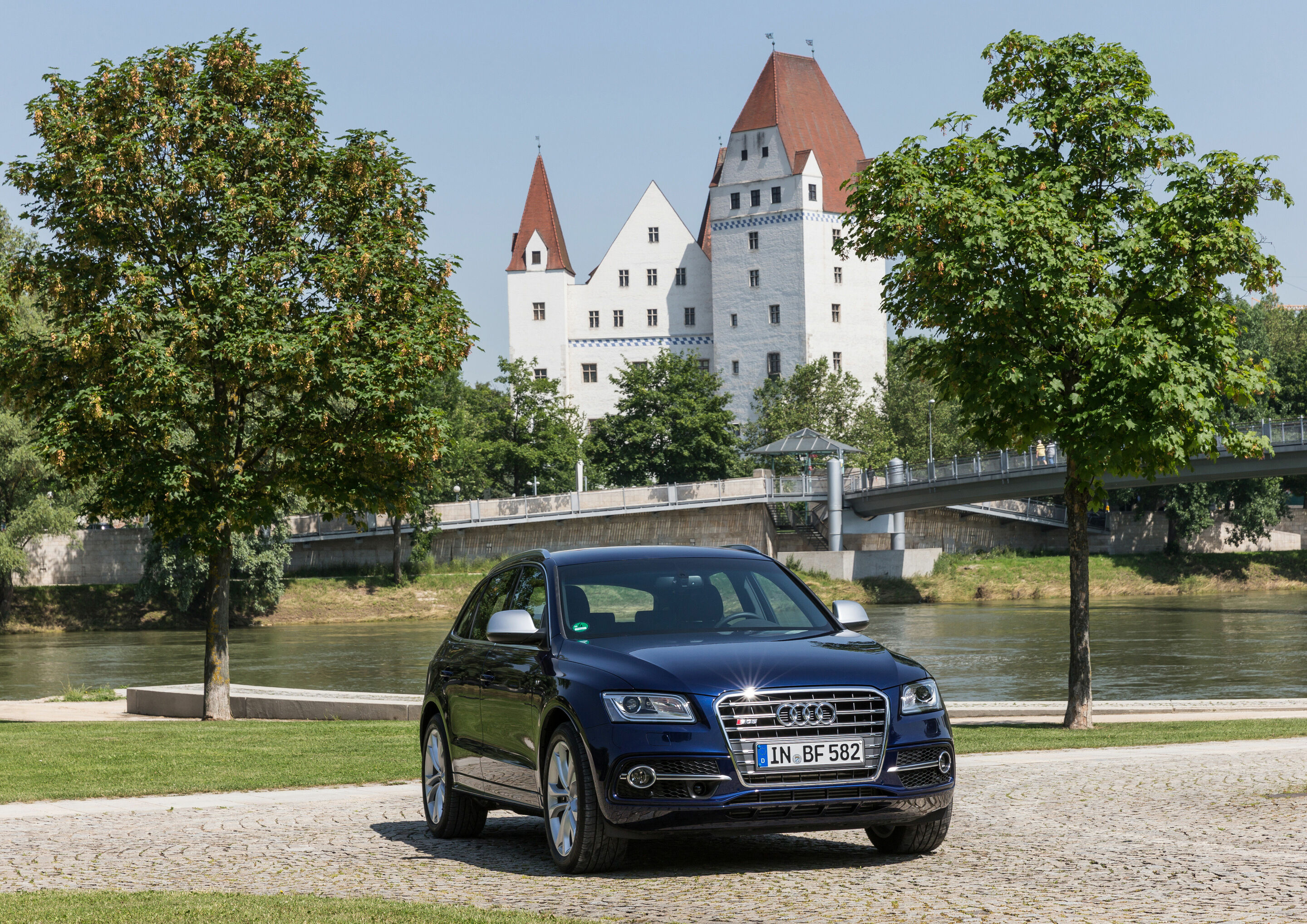 Audi in Ingolstadt - Audi SQ5 im Klenzepark an der Donau (Landesgartenschau 1992)




Schlagworte:  Audi, Standort, SUV, Neues Schloss, Garten, Natur, Freizeit, Tourismus, Geschichte, Erholung, Region, Heimat, Sehenswürdigkeiten, grün