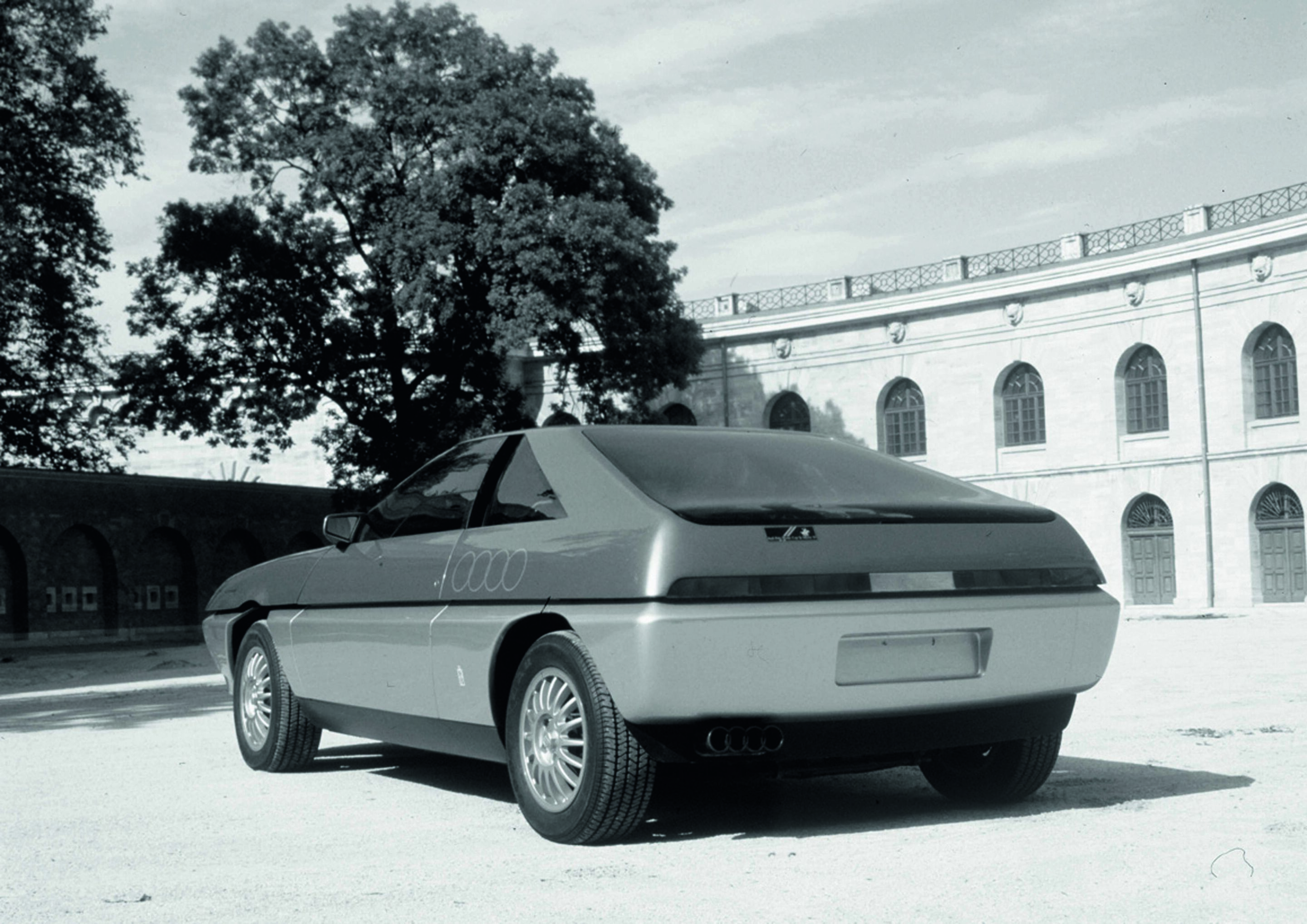 Jubiläumsmagazin Design - Pininfarina Quartz: Das Coupé Quartz, vom Studio Pininfarina entworfen, nutzte die Bodengruppe und die Mechanik des Audi quattro. Seine Außenhaut bestand aus Aluminium und Kevlar-Verbundstoff.