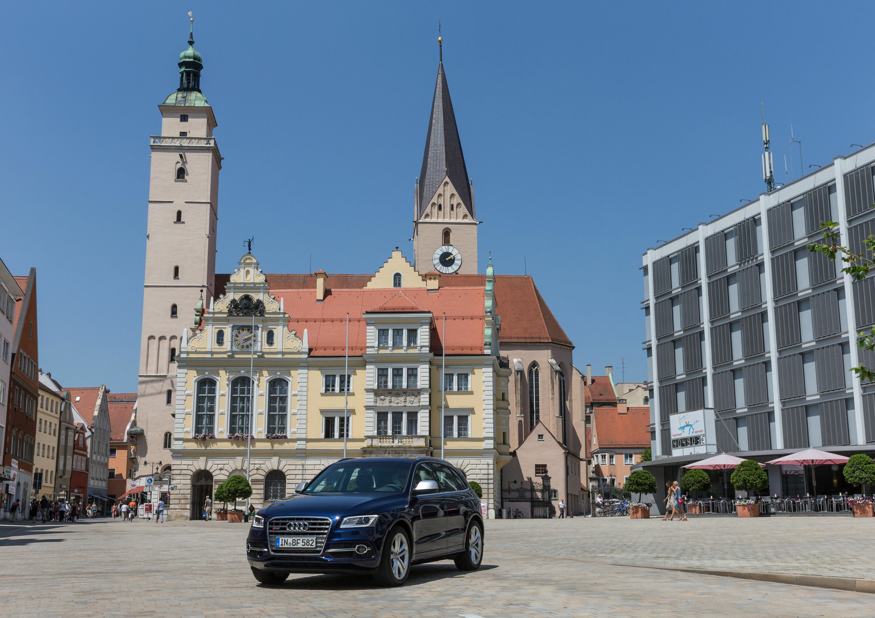 Audi in Ingolstadt - Audi SQ5 at the Town Hall Square




Tags: Audi, location, SUV, tourism, shopping, city, woman, man, people, restaurant, cafe, mayor