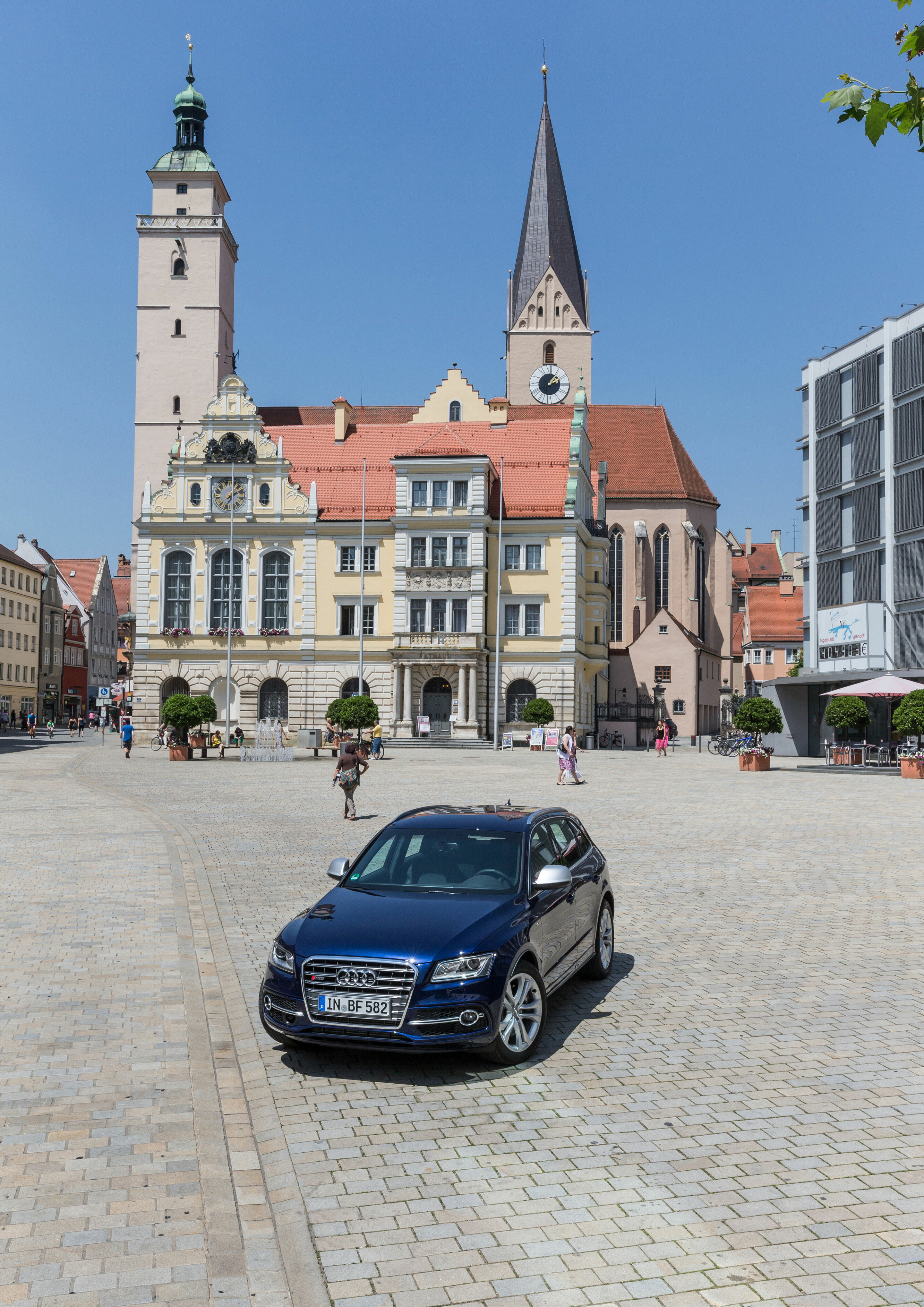 Audi in Ingolstadt - Audi SQ5 at the Town Hall Square




Tags: Audi, location, SUV, tourism, shopping, city, woman, man, people, restaurant, cafe, mayor