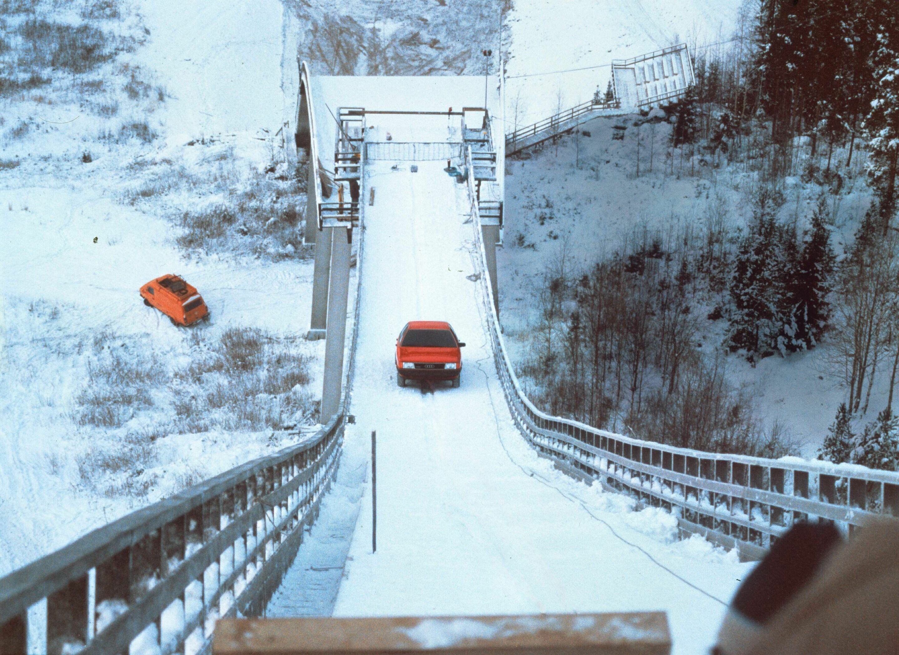Ein Claim mit Geschichte: Audi feiert 50 Jahre „Vorsprung durch Technik“ - quattro auf die Spitze getrieben: 1986 fuhr der Audi 100 CS quattro die Steigung von 37,5 Grad der Skisprungschanze im finnischen Kaipola aus eigener Kraft hinauf.