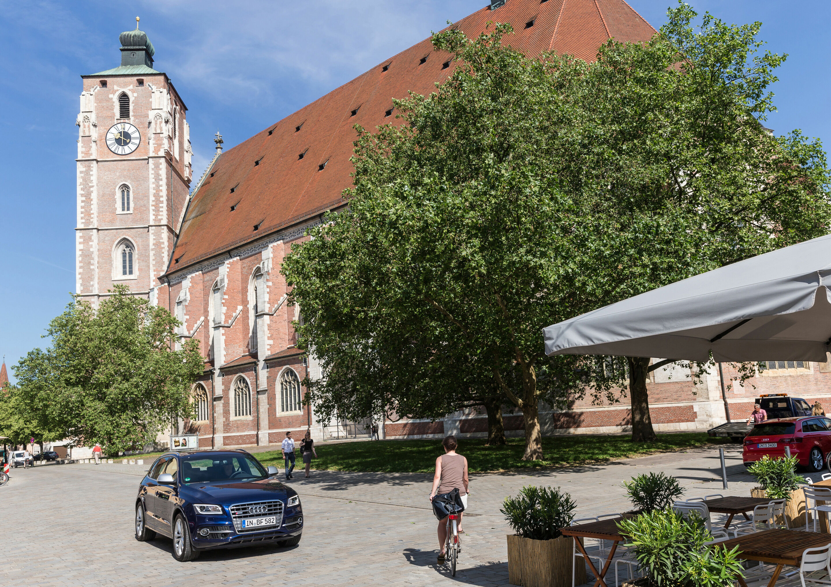 Audi in Ingolstadt - Audi SQ5 at the Cathedral „Zur Schönen Unseren Lieben Frau“




Tags: Audi, location, church, history, tourism, city, sights, traffic, restaurant