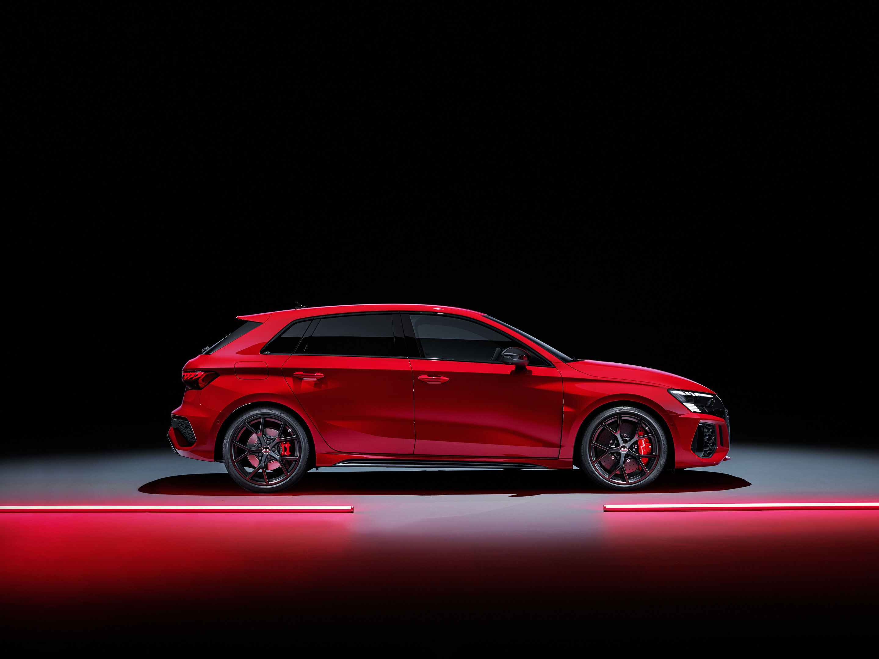 Audi RS 3 Sportback (2021) - Standaufnahme,
Farbe: Tangorot