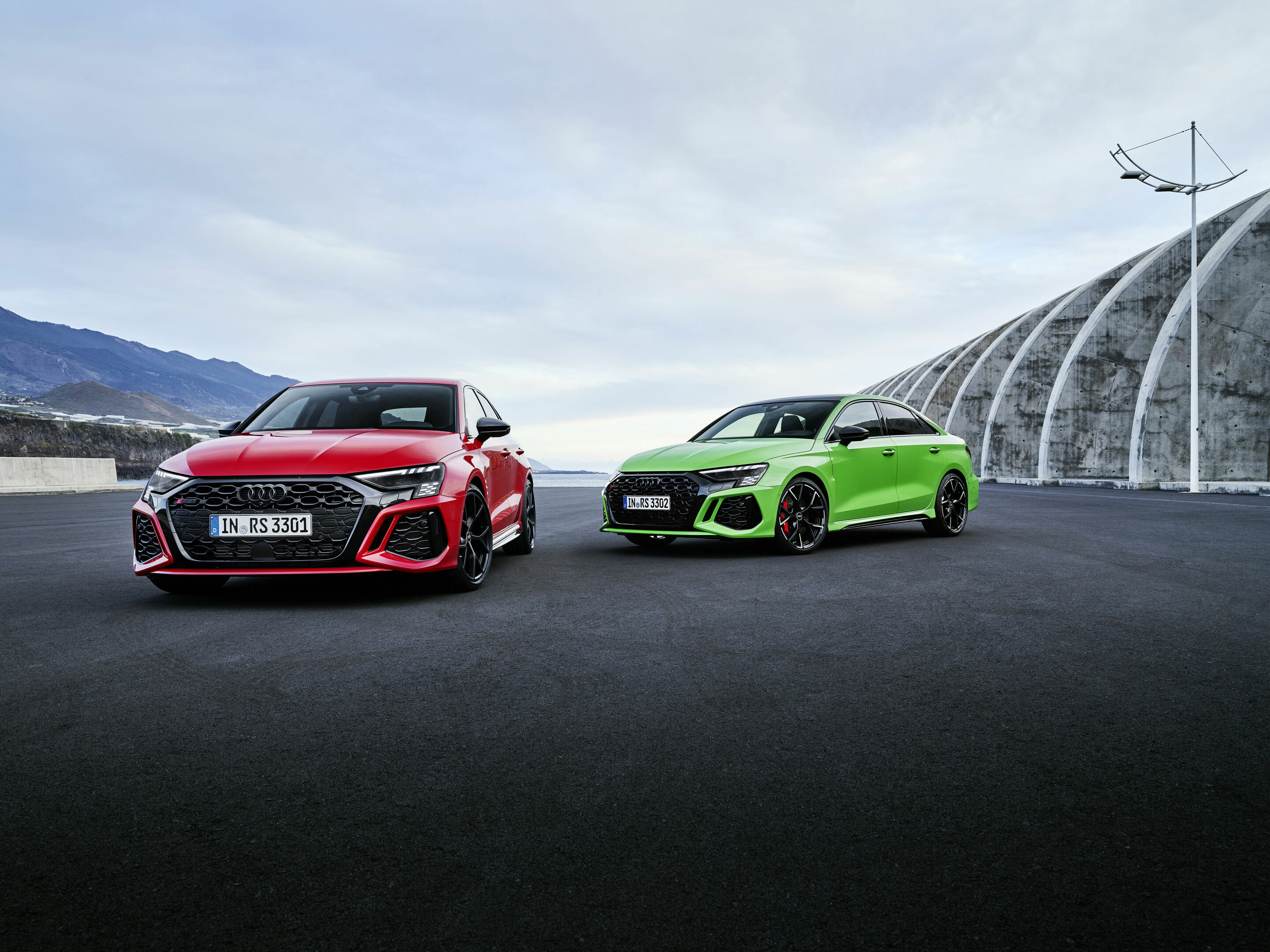 Audi RS 3 Sportback / Audi RS 3 Limousine (2021) - Fahraufnahme,
Farbe: Tangorot, Kyalamigrün