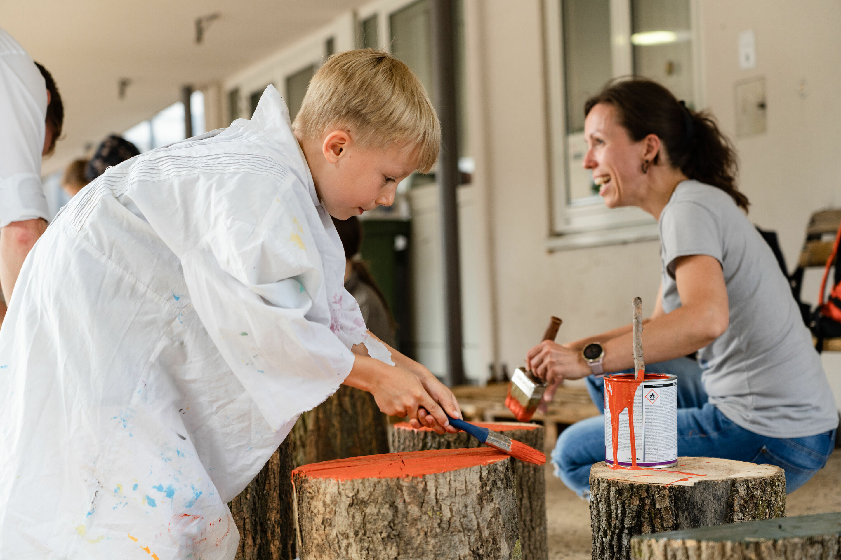 Aktion Teamgeist: Audi spendet 120.000 Euro an Schulfördervereine - Die Lessingfreunde e.V. verschönern Baumstämme für das geplante Außenklassenzimmer der Gotthold-Ephraim-Lessing-Grundschule in Ingolstadt. Der dafür nötige Wetterschutz kann dank der...