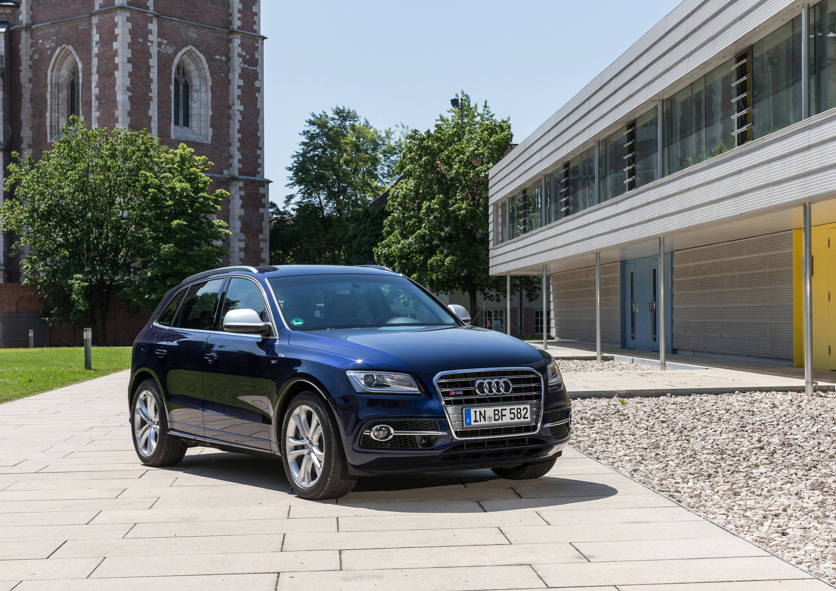 Audi in Ingolstadt - Audi SQ5 im Ketteler Hof mit Blick auf das Münster “Zur Schönen Unseren Lieben Frau”




Schlagworte: Audi, Standort, Historie, Geschichte, Tourismus, Innenstadt, Sehenswürdigkeit, Mann, Frau, Personen, Tradition trifft Moderne