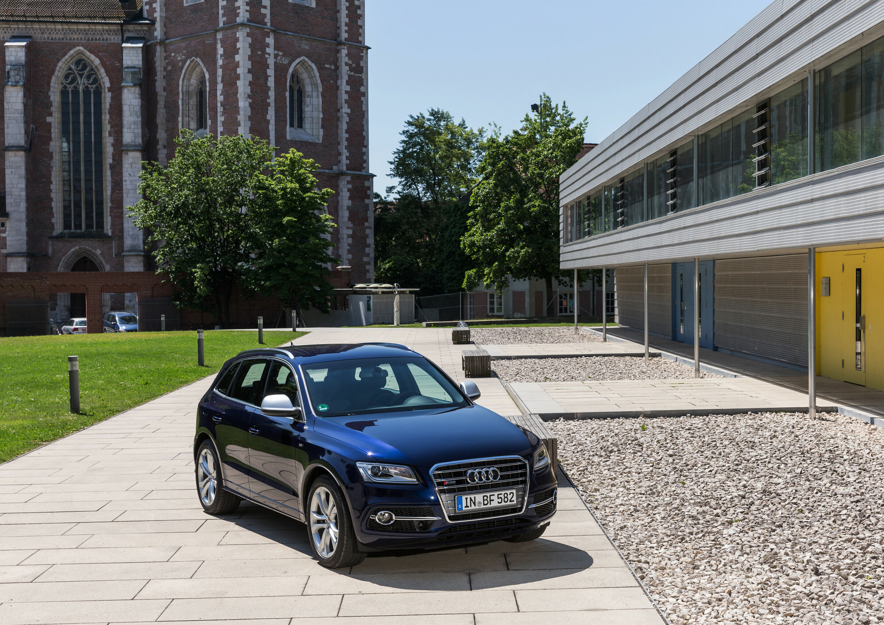 Audi in Ingolstadt - Audi SQ5 at „Ketteler Hof“  near Cathedral „Zur Schönen Unseren Lieben Frau“




Tags: Audi, location, history, tourism, city, sights, people, man, woman, tradition meets modern life