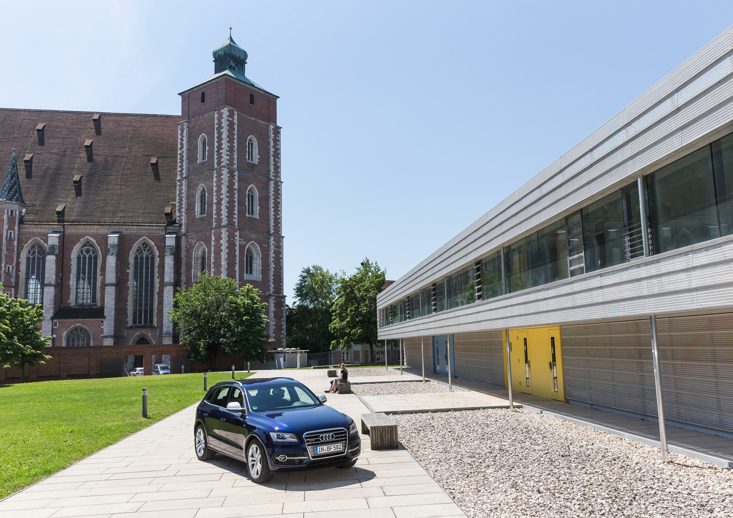 Audi in Ingolstadt - Audi SQ5 im Ketteler Hof mit Blick auf das Münster “Zur Schönen Unseren Lieben Frau”



Schlagworte: Audi, Standort, Historie, Geschichte, Tourismus, Innenstadt, Sehenswürdigkeit, Mann, Frau, Personen, Tradition trifft Moderne