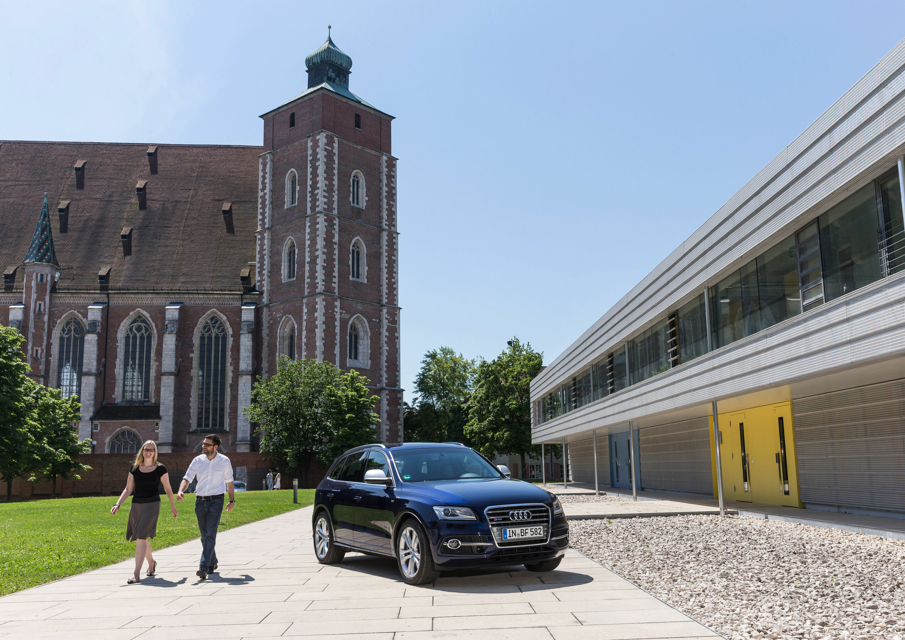 Audi in Ingolstadt - Audi SQ5 im Ketteler Hof mit Blick auf das Münster “Zur Schönen Unseren Lieben Frau”




Schlagworte: Audi, Standort, Historie, Geschichte, Tourismus, Innenstadt, Sehenswürdigkeit, Mann, Frau, Personen, Tradition trifft Moderne