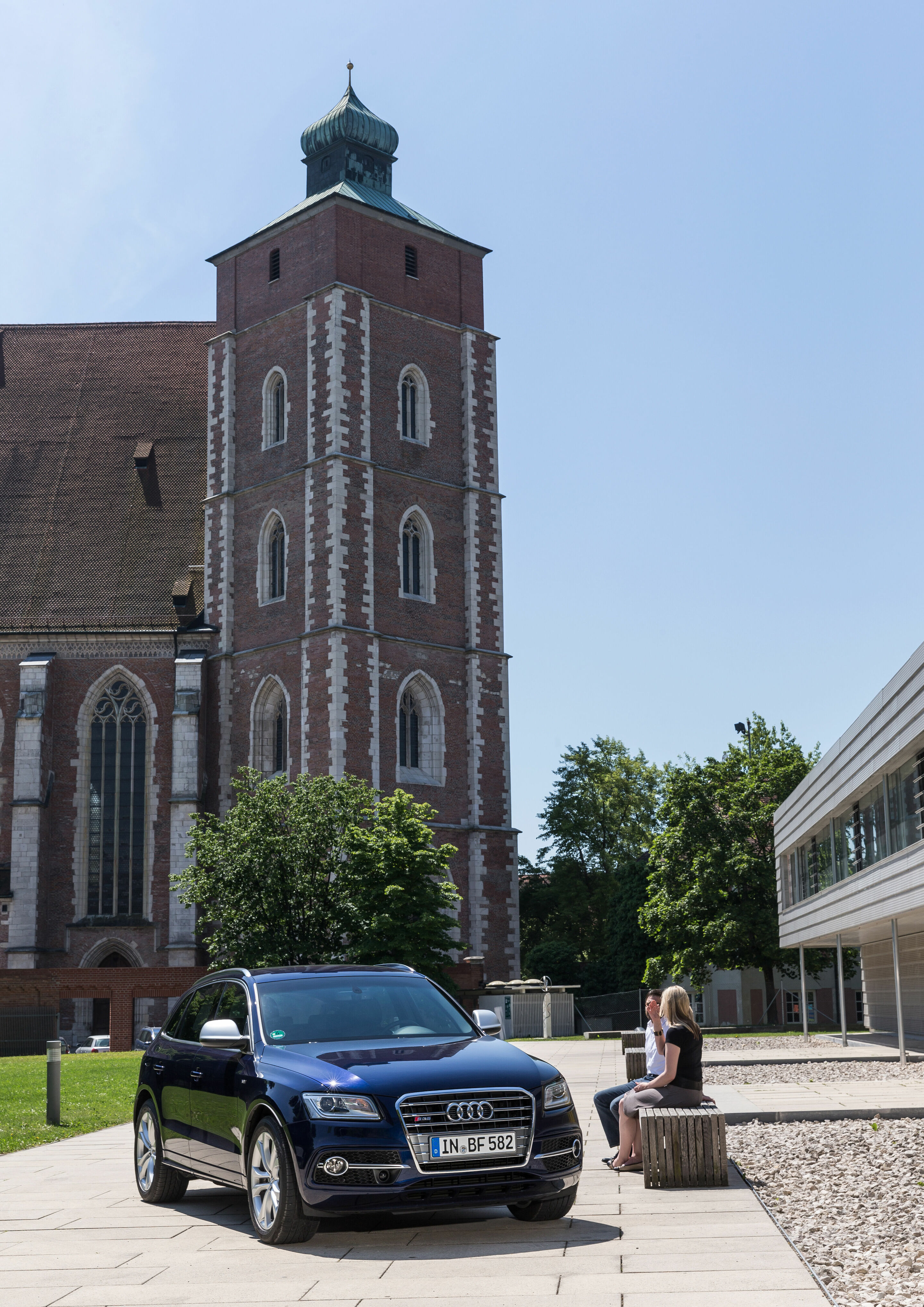 Audi in Ingolstadt - Audi SQ5 im Ketteler Hof mit Blick auf das Münster “Zur Schönen Unseren Lieben Frau”




Schlagworte: Audi, Standort, Historie, Geschichte, Tourismus, Innenstadt, Sehenswürdigkeit, Mann, Frau, Personen, Tradition trifft Moderne