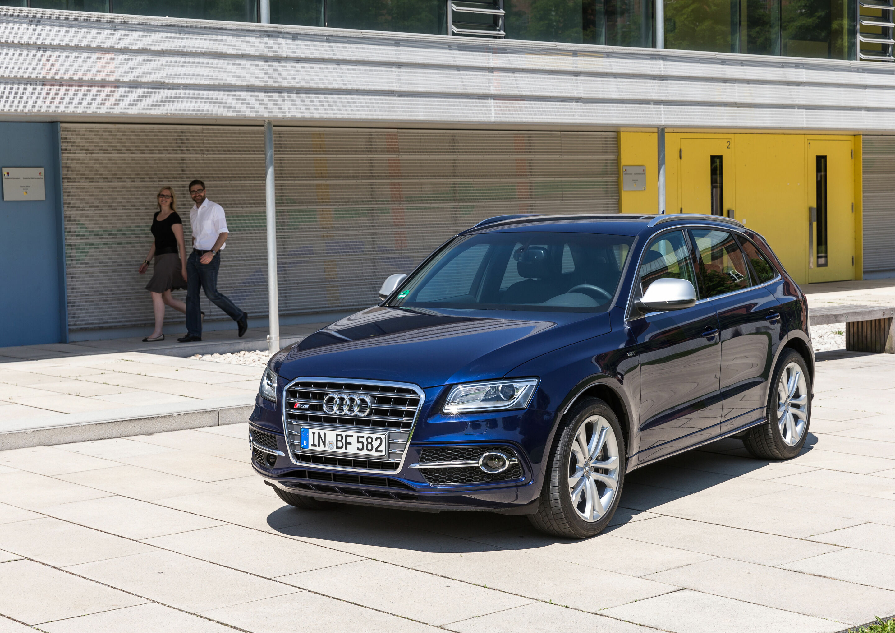 Audi in Ingolstadt - Audi SQ5 im Ketteler Hof mit Blick auf das Münster “Zur Schönen Unseren Lieben Frau”




Schlagworte: Audi, Standort, Historie, Geschichte, Tourismus, Innenstadt, Sehenswürdigkeit, Mann, Frau, Personen, Tradition trifft Moderne