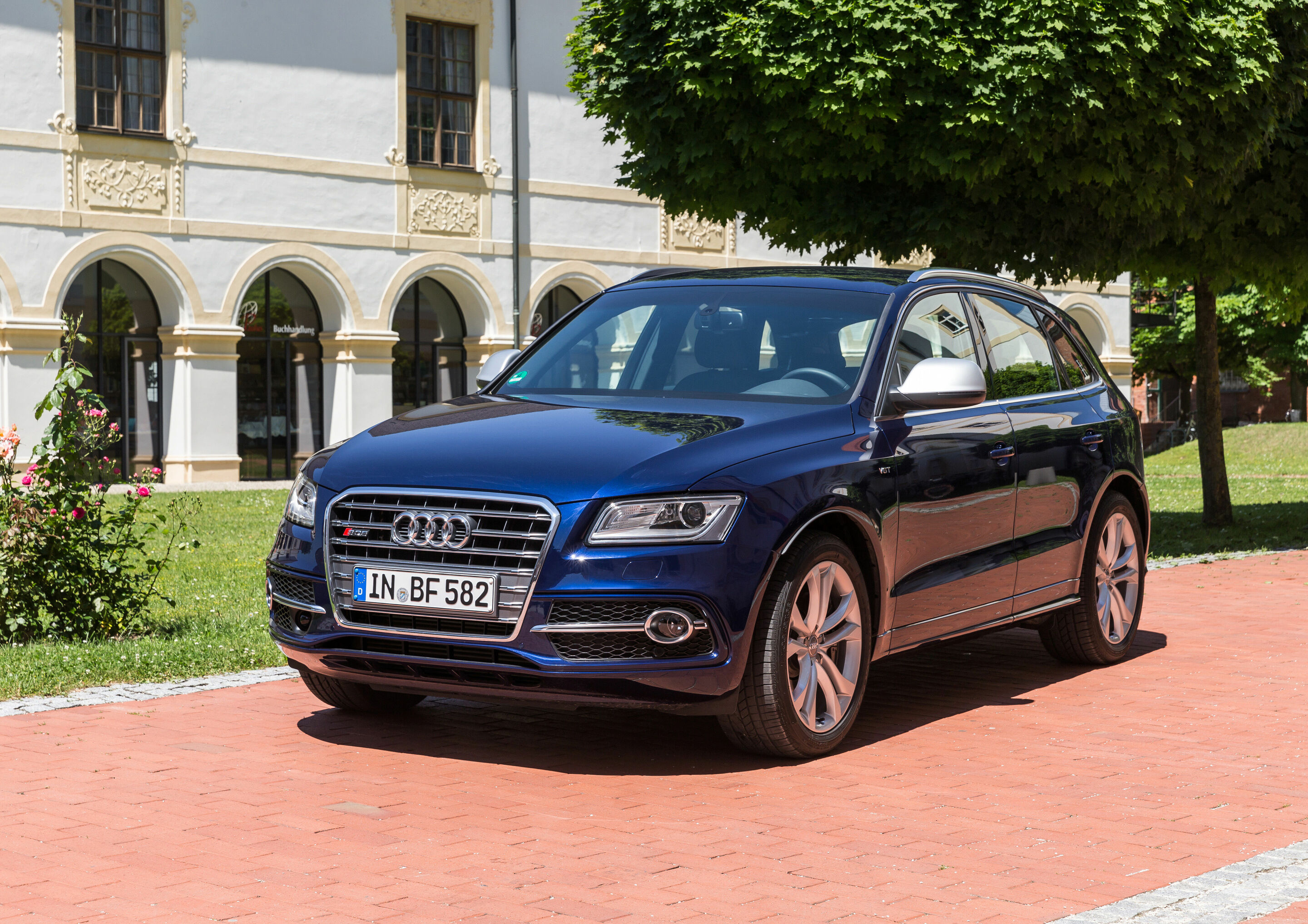 Audi in Ingolstadt - Audi SQ5 at „Canisiuskonvikt“   




Tags: Audi, location, church, history, tourism, city, sights