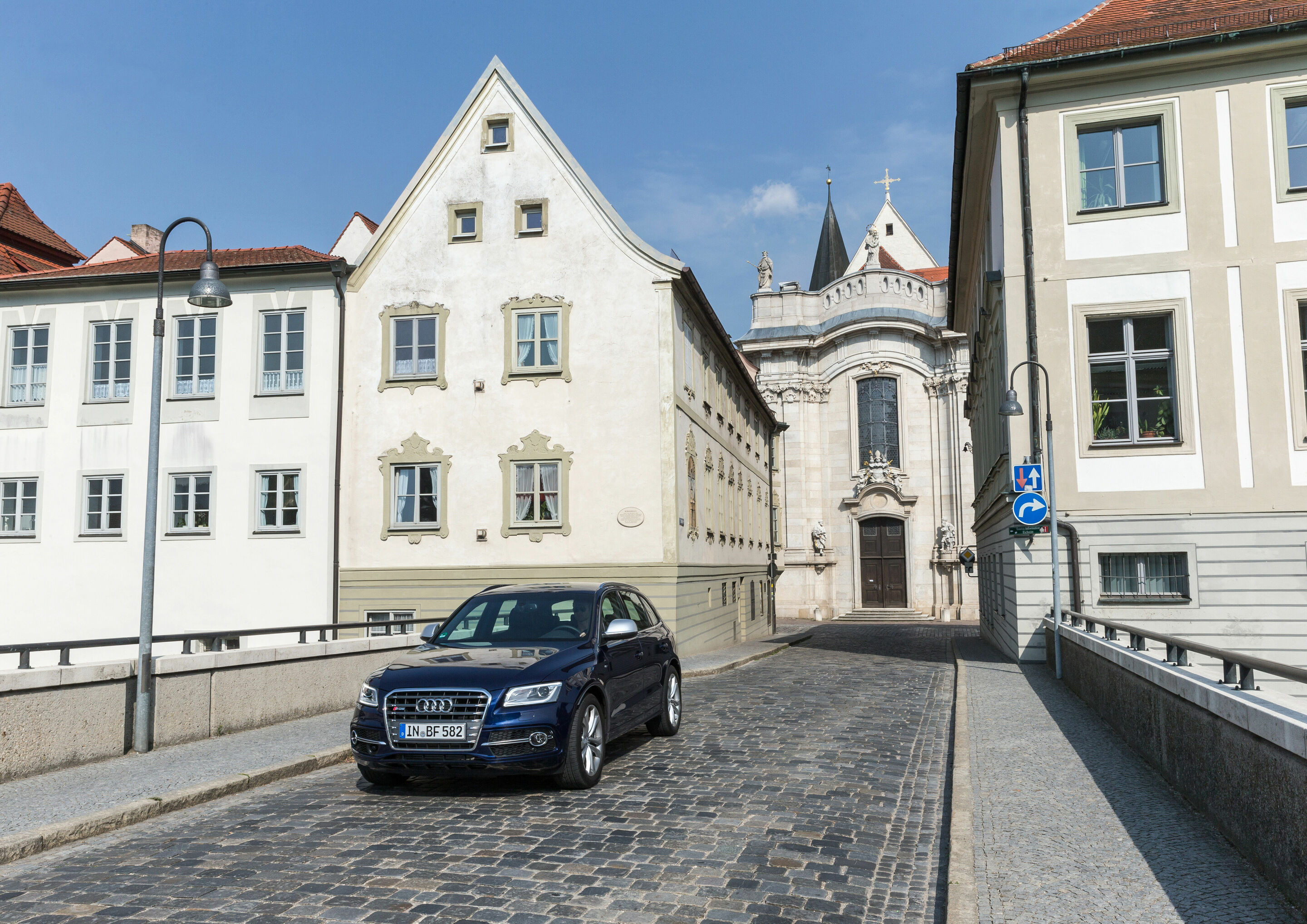 Audi in Eichstätt - Audi SQ5 at the historic old town





Tags: Audi, SUV, region, history, tourism, city, sights