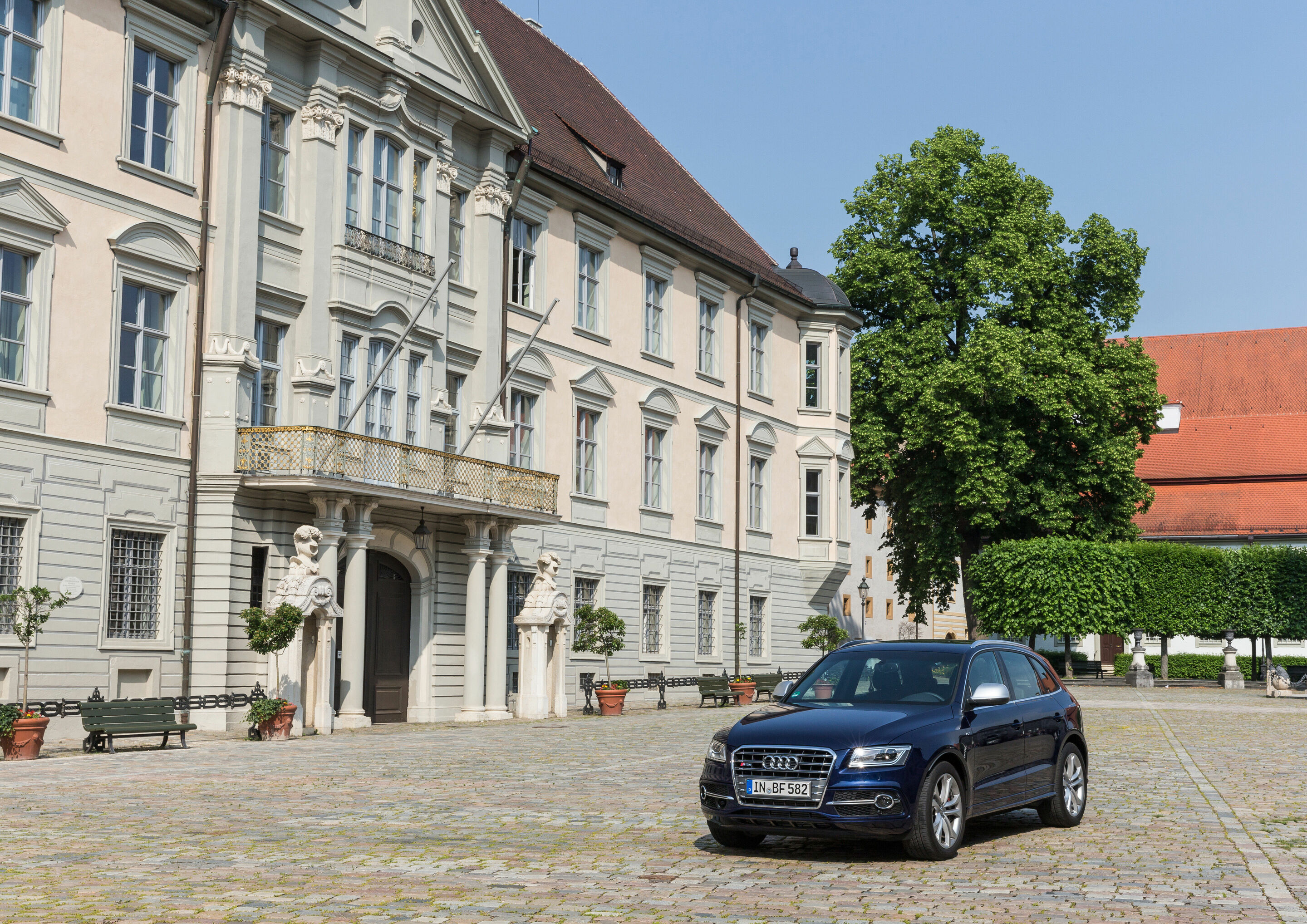 Audi in Eichstätt - Audi SQ5 in der historischen Altstadt


Schlagworte: Audi, SUV, Region, Historie, Geschichte, Tourismus, Innenstadt, Sehenswürdigkeit, Dom