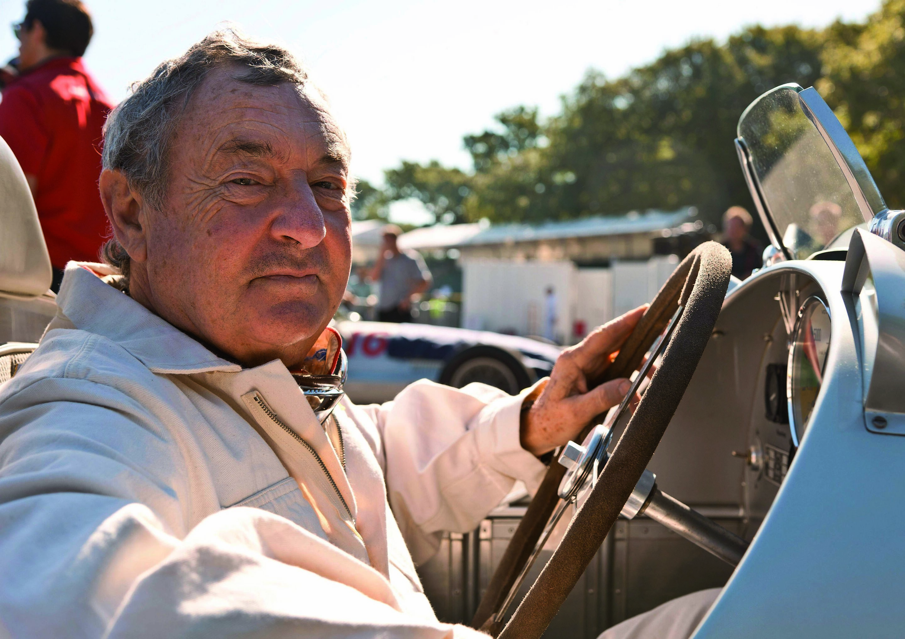 Legenden treffen sich in Goodwood - Die Ruhe vor dem großen Auftritt: Nick Mason, Drummer von Pink Floyd, fuhr zum fünften mal in Goodwood einen Auto Union Silberpfeil. Im Auto Union Typ C beeindruckte Mason die 150 000 Besucher der größten historischen...