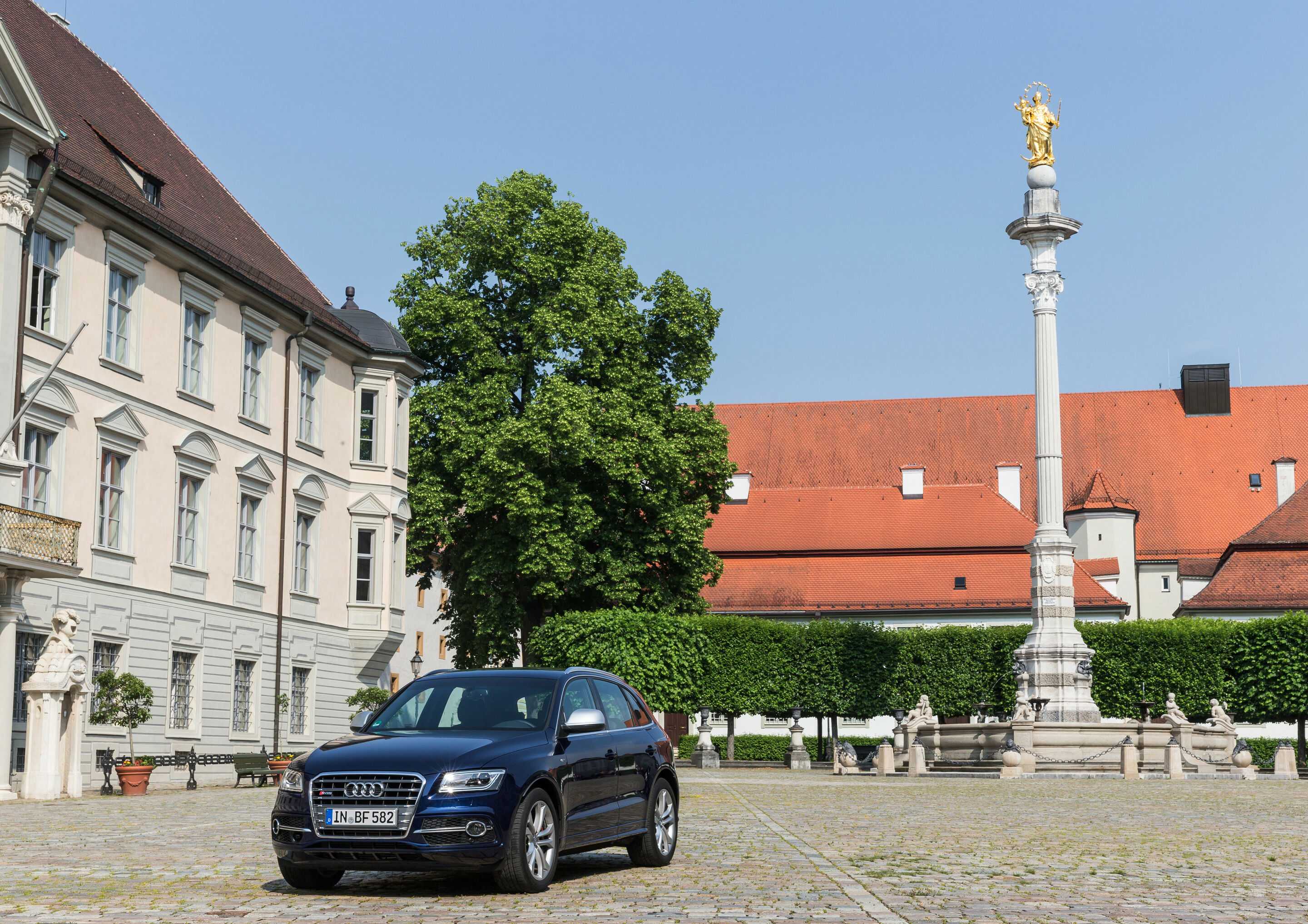 Audi in Eichstätt - Audi SQ5 in der historischen Altstadt

Schlagworte: Audi, SUV, Region, Historie, Geschichte, Tourismus, Innenstadt, Sehenswürdigkeit, Dom