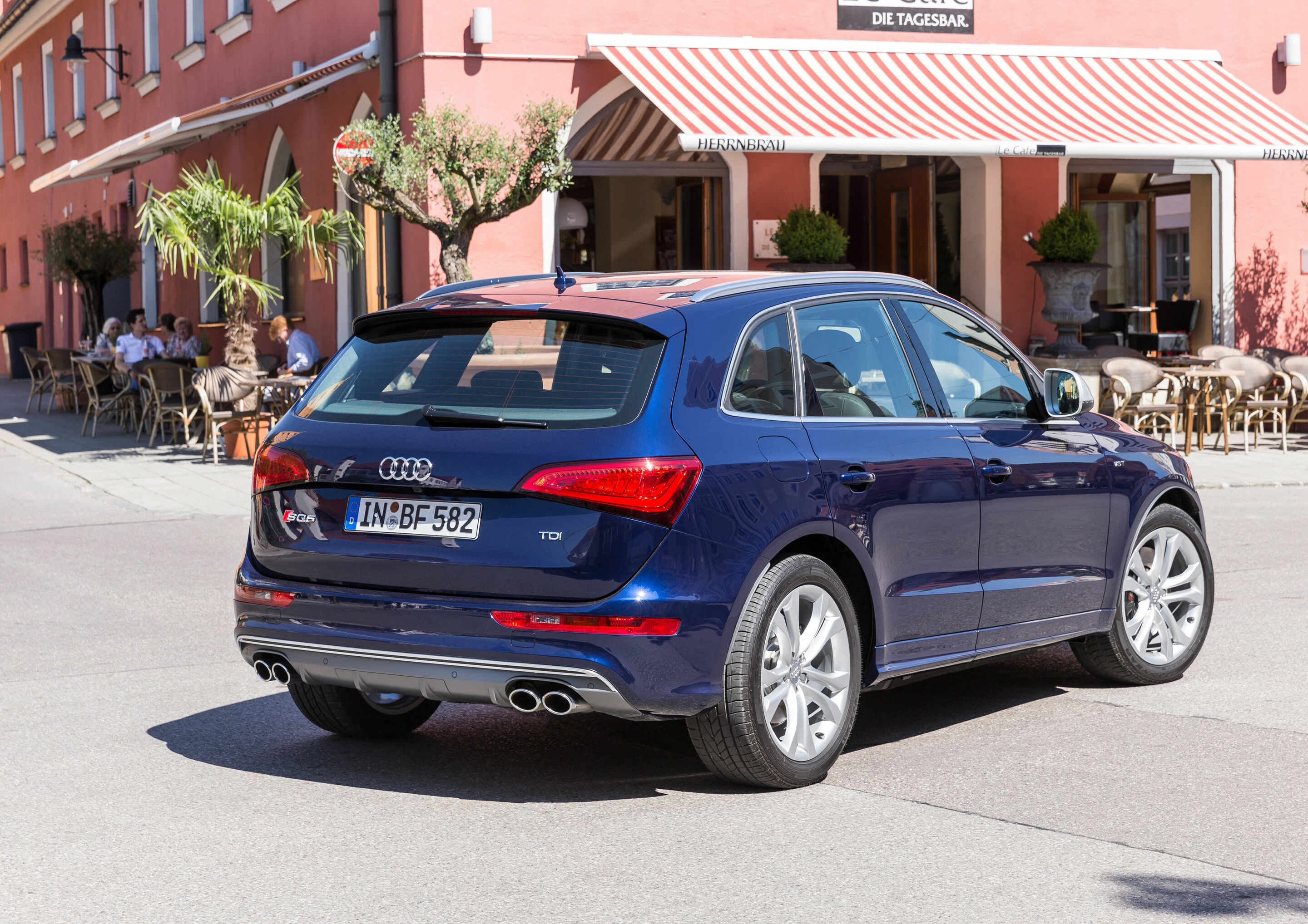 Audi in Ingolstadt - Audi SQ5 in the City 




Tags: Audi, location, tourism, restaurant, leisure, cafe, restaurant, people, woman, shopping