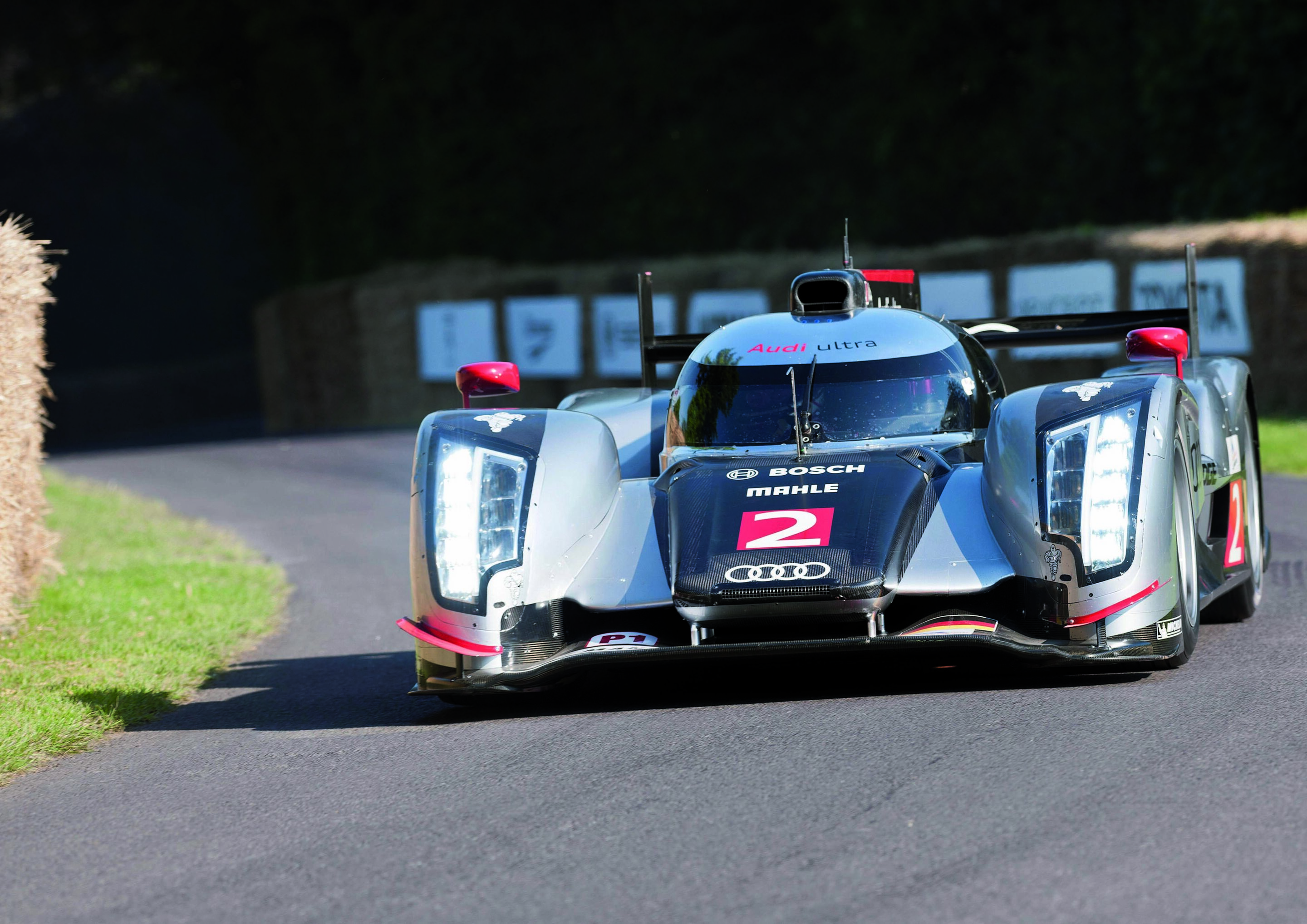 Legenden treffen sich in Goodwood - Beeindruckendes Kraftpacket: Der Le Mans-Sieger Audi R18, gefahren von Andre Lotterer,  zwischen den Strohballen beim Goodwood Festival of Speed.