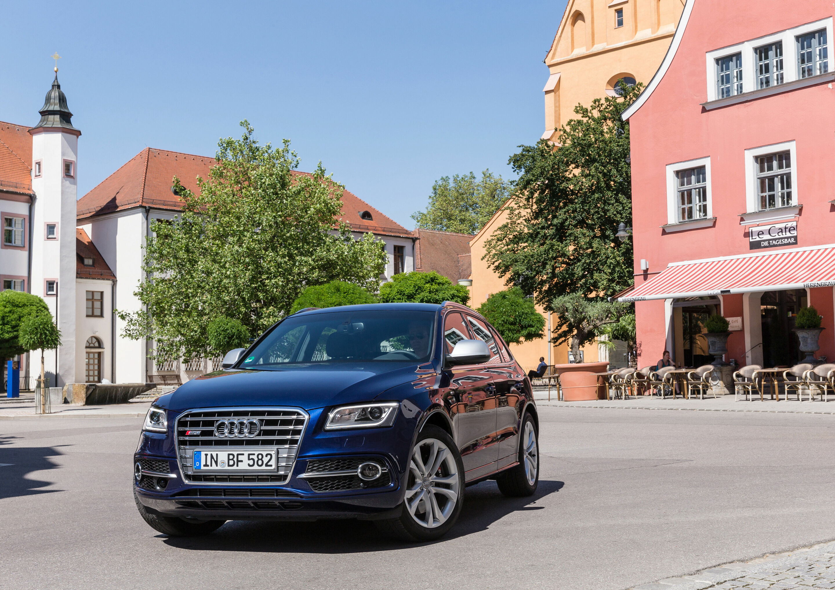 Audi in Ingolstadt - Audi SQ5 in the City 



Tags: Audi, location, tourism, restaurant, leisure, cafe, restaurant, people, woman, shopping