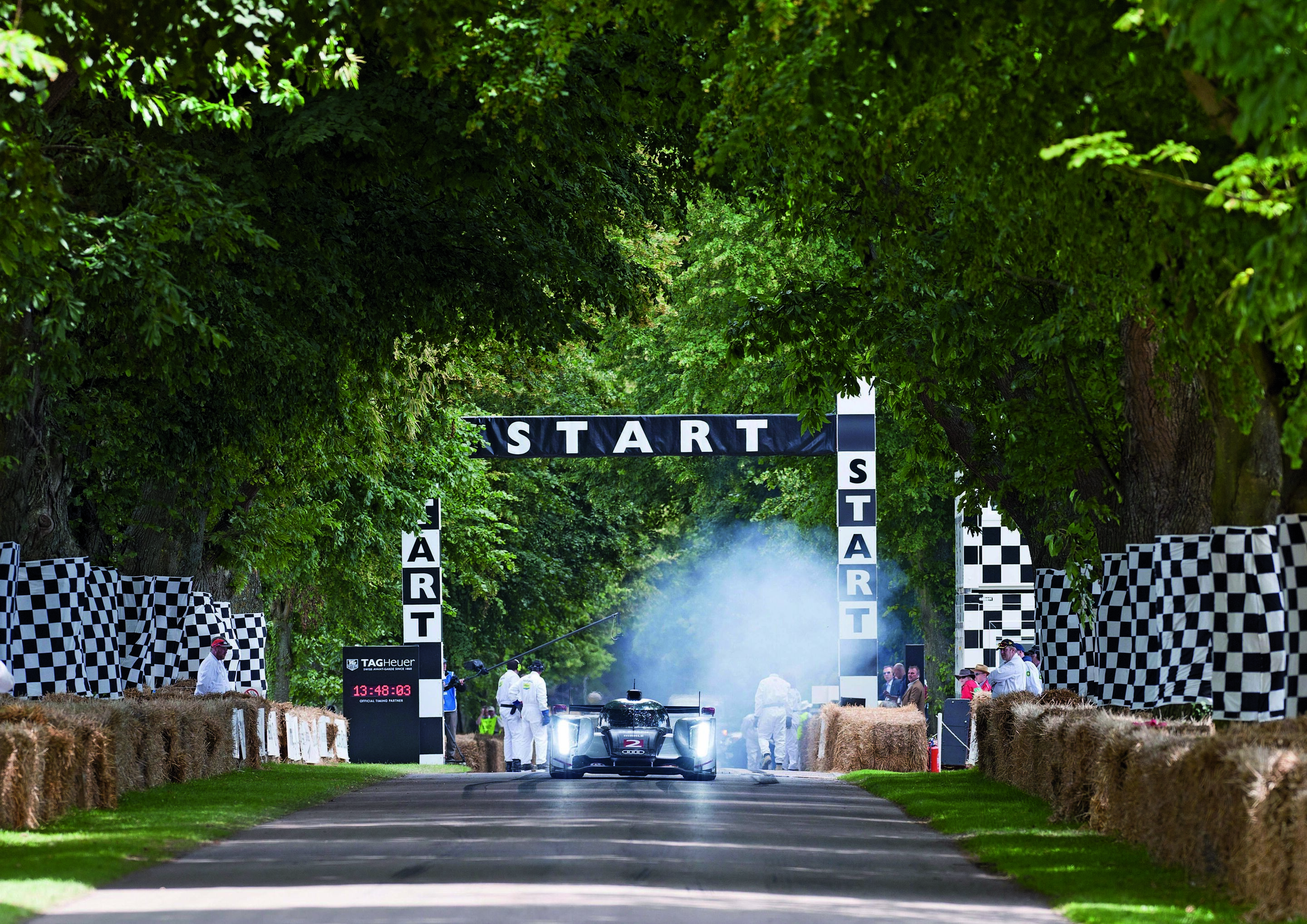 Legenden treffen sich in Goodwood - Höllenstart in malerischem Ambiente: Le Mans-Sieger Andre Lotterer ließ mit dem Audi R18 ordentlich Rauch aufsteigen.