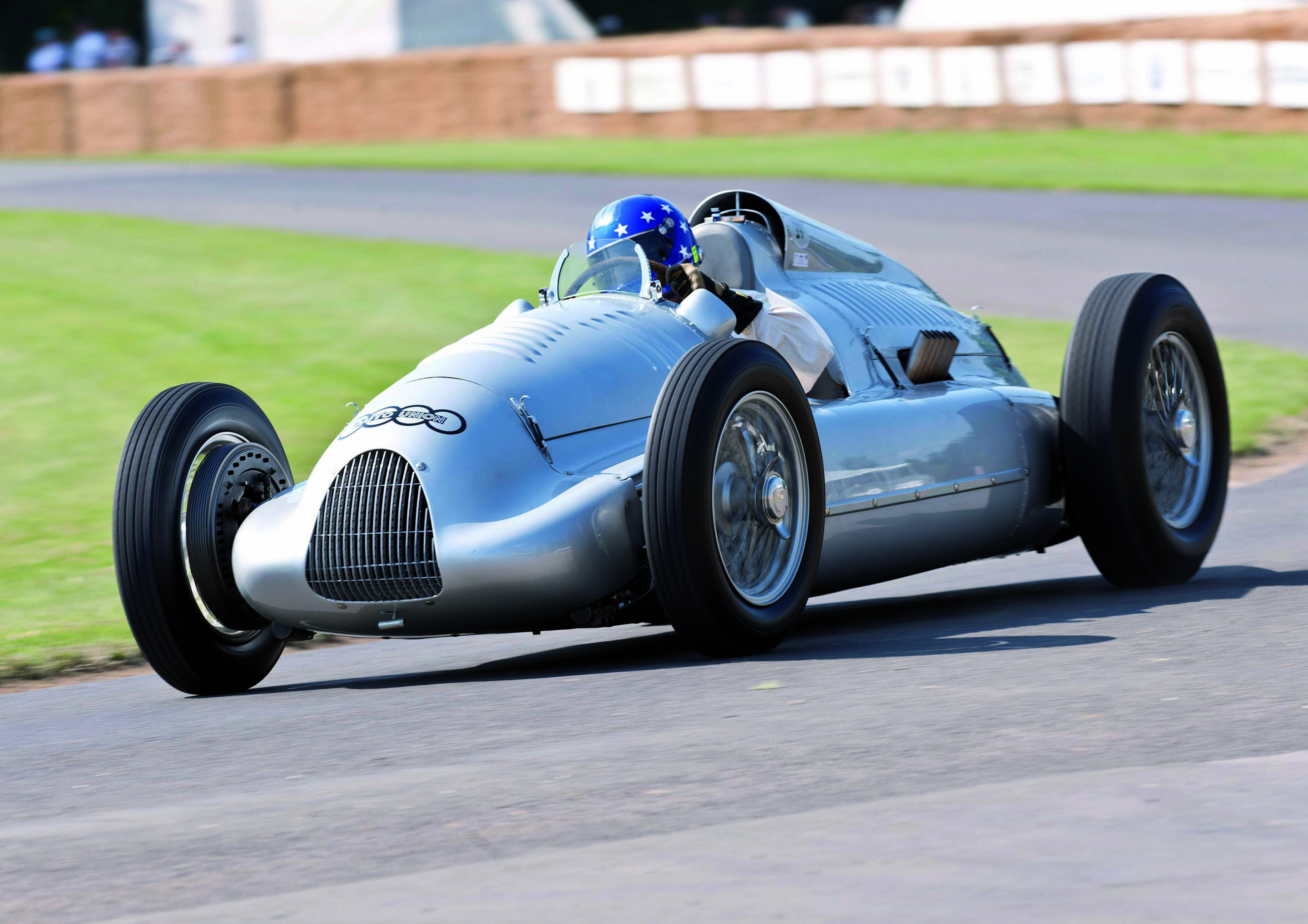 Legenden treffen sich in Goodwood - Auf 485 PS brachte es der Auto Union Typ D Doppelkompressor 1939. Hans-Joachim Stuck machte davon in Goodwood ordentlich Gebrauch.