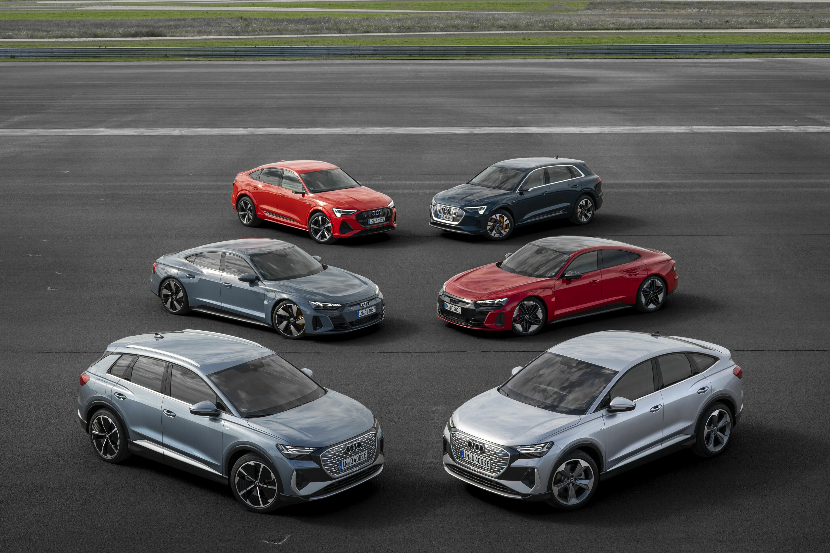 Elektrisierendes Probefahren - Audi Q4 50 e-tron quattro, Farbe: Geysirblau; Audi Q4 Sportback 50 e-tron quattro, Farbe: Florettsilber; Audi RS e-tron GT, Farbe: Tango rot; Audi e-tron GT quattro, Farbe: Kemoragrau; Audi e-tron S Sportback, Farbe: Catalunyarot;...