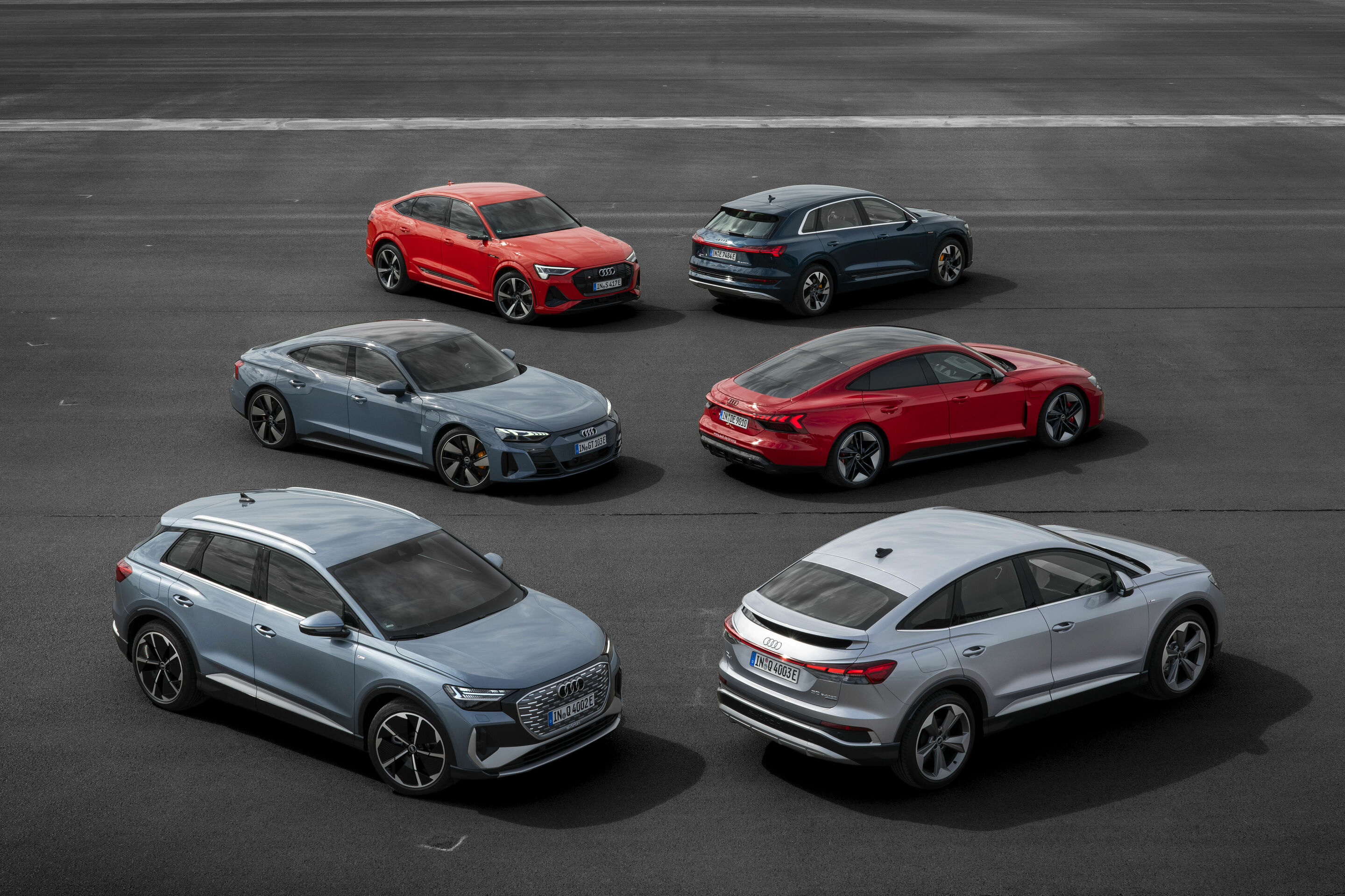 Elektrisierendes Probefahren - Audi Q4 50 e-tron quattro, Farbe: Geysirblau; Audi Q4 Sportback 50 e-tron quattro, Farbe: Florettsilber; Audi RS e-tron GT, Farbe: Tangorot; Audi e-tron GT quattro, Farbe: Kemoragrau; Audi e-tron S Sportback, Farbe: Catalunyarot;...