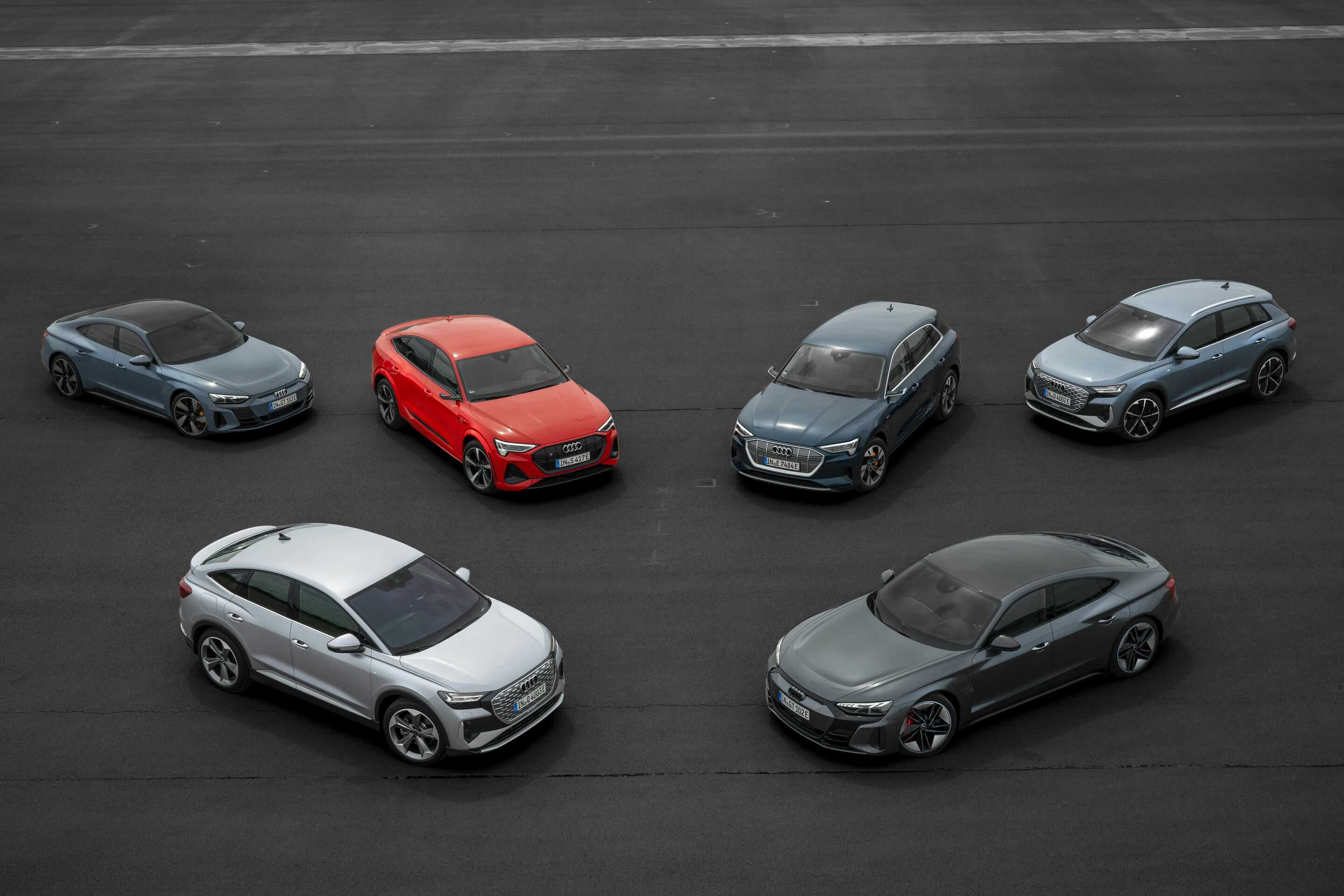 Elektrisierendes Probefahren - Audi Q4 50 e-tron quattro, Farbe: Geysirblau; Audi Q4 Sportback 50 e-tron quattro, Farbe: Florettsilber; Audi RS e-tron GT, Farbe: Daytonagrau; Audi e-tron GT quattro, Farbe: Kemoragrau; Audi e-tron S Sportback, Farbe: Catalunyarot;...