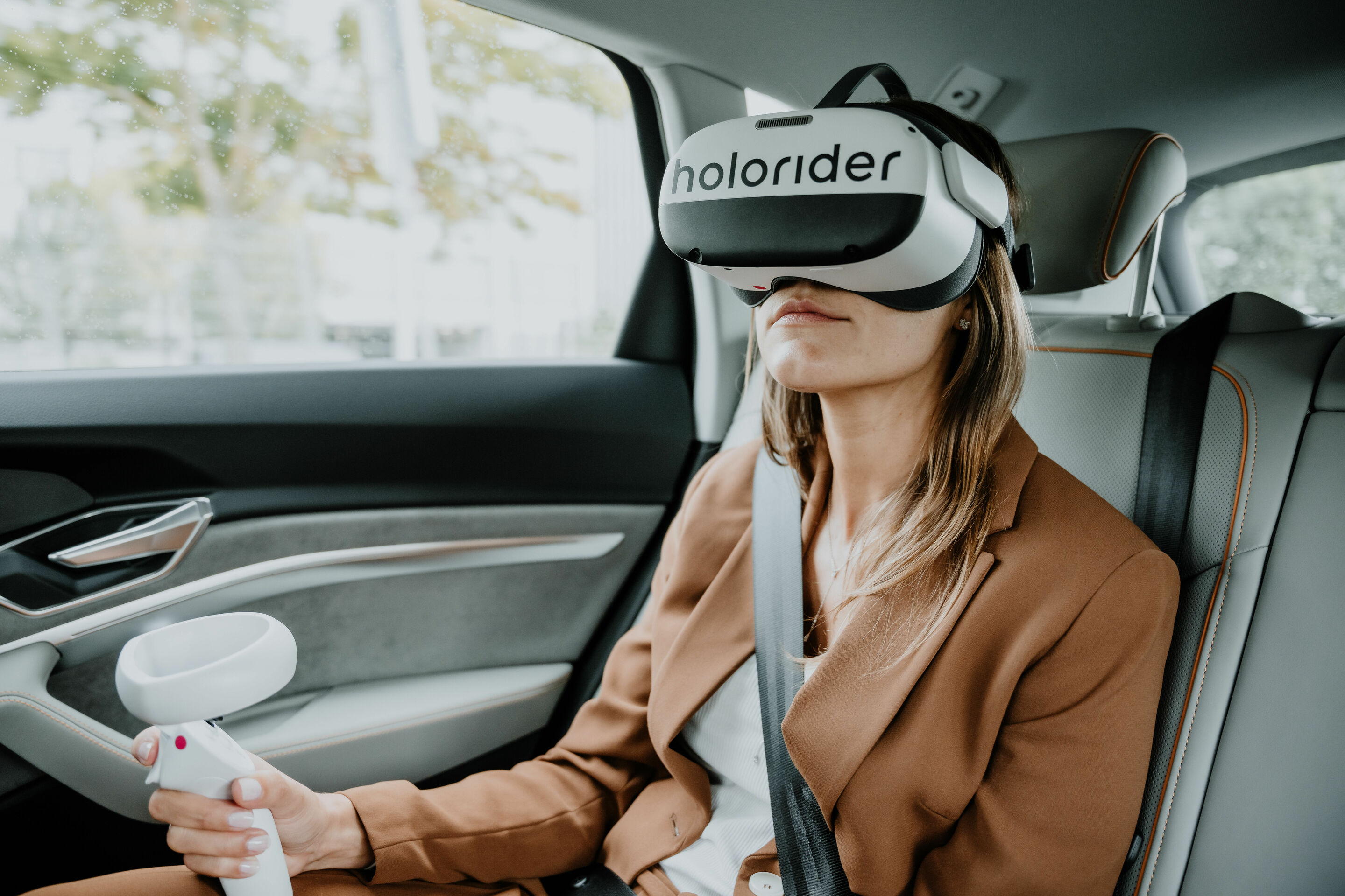 Das Interieur der Zukunft - Der Innenraum des Fahrzeugs entwickelt sich immer stärker zum persönlichen „Experience Device“, in dem Lebens- und Arbeitsraum verschmelzen. Eine entscheidende Rolle im Interieur der Zukunft spielen die Infotainmentangebote.
Neue...