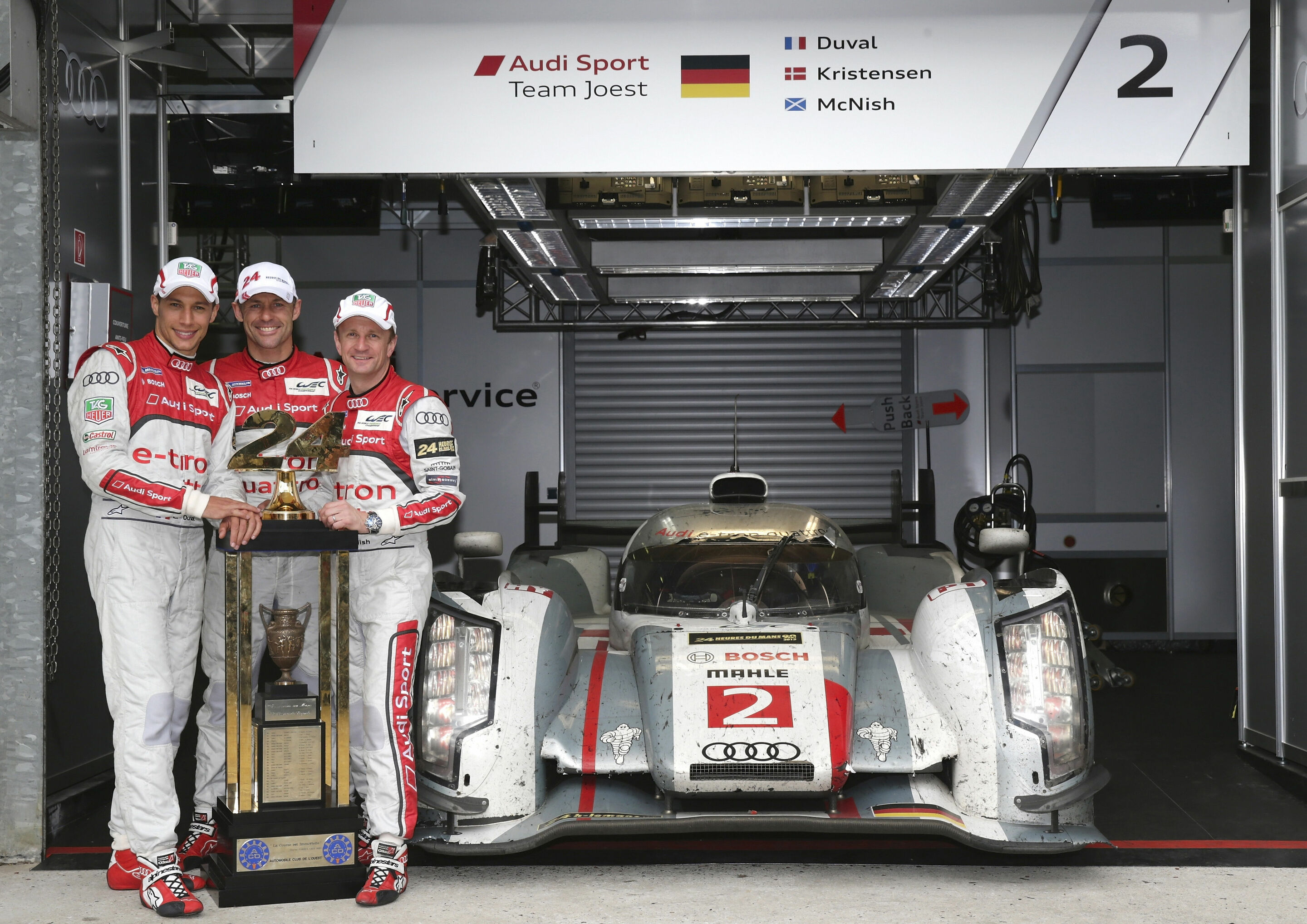 Audi am effizientesten – Fakten zum zwölften Sieg in Le Mans - Sparsamer und schneller zugleich – so hat Audi die 24 Stunden von Le Mans 2013 mit dem R18 e-tron quattro und seinen Fahrern Loïc Duval (F), Tom Kristensen (DK) und Allan McNish (GB) gewonnen.