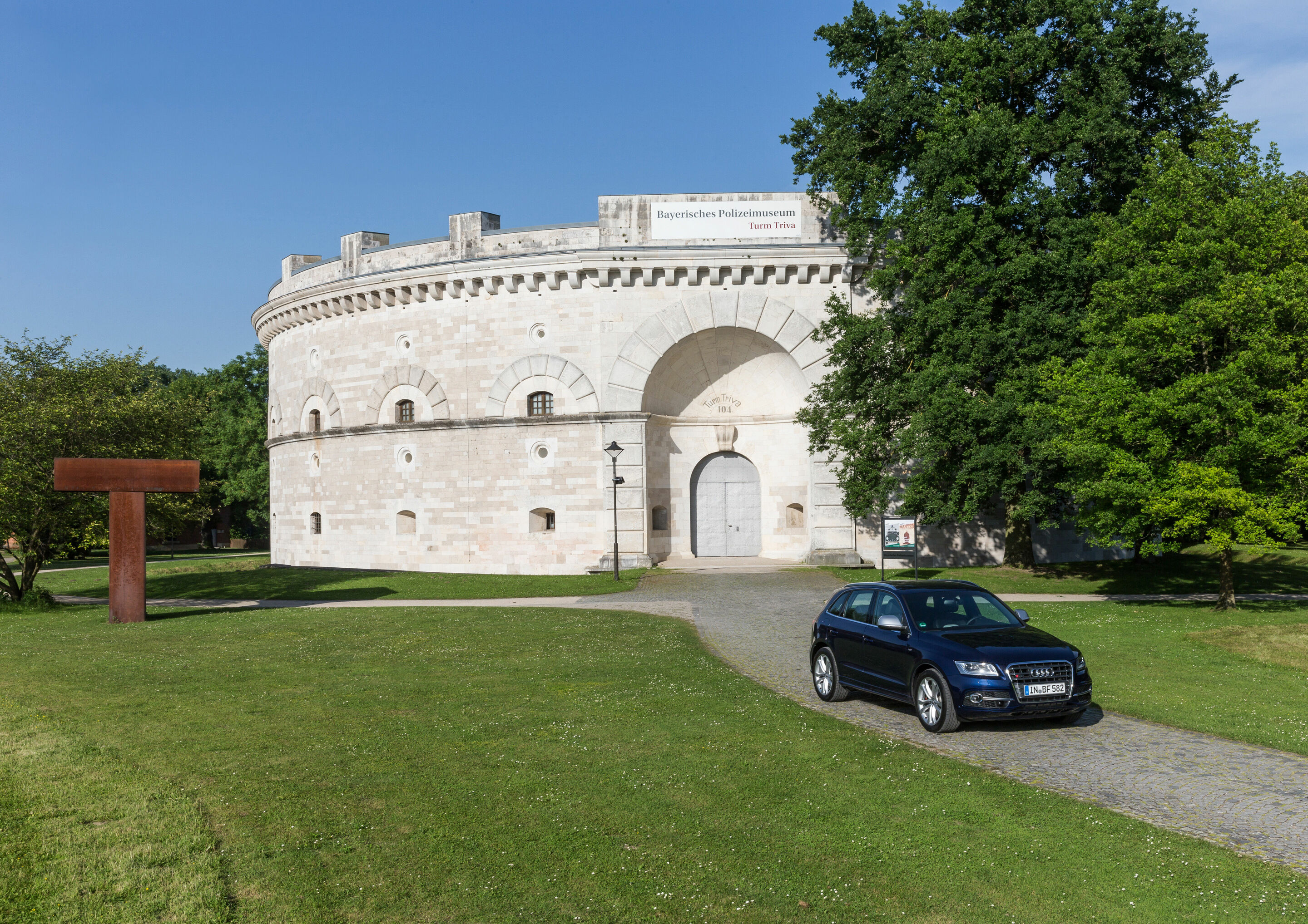 Audi in Ingolstadt - Audi SQ3 im Klenzepark, Turm Triva (Landesgartenschau 1992)


Schlagworte: Audi, Standort, Garten, Natur, Freizeit, Tourismus, Polizeimuseum, Tradition, Region, Heimat, Sehenswürdigkeiten, Festungsbau
