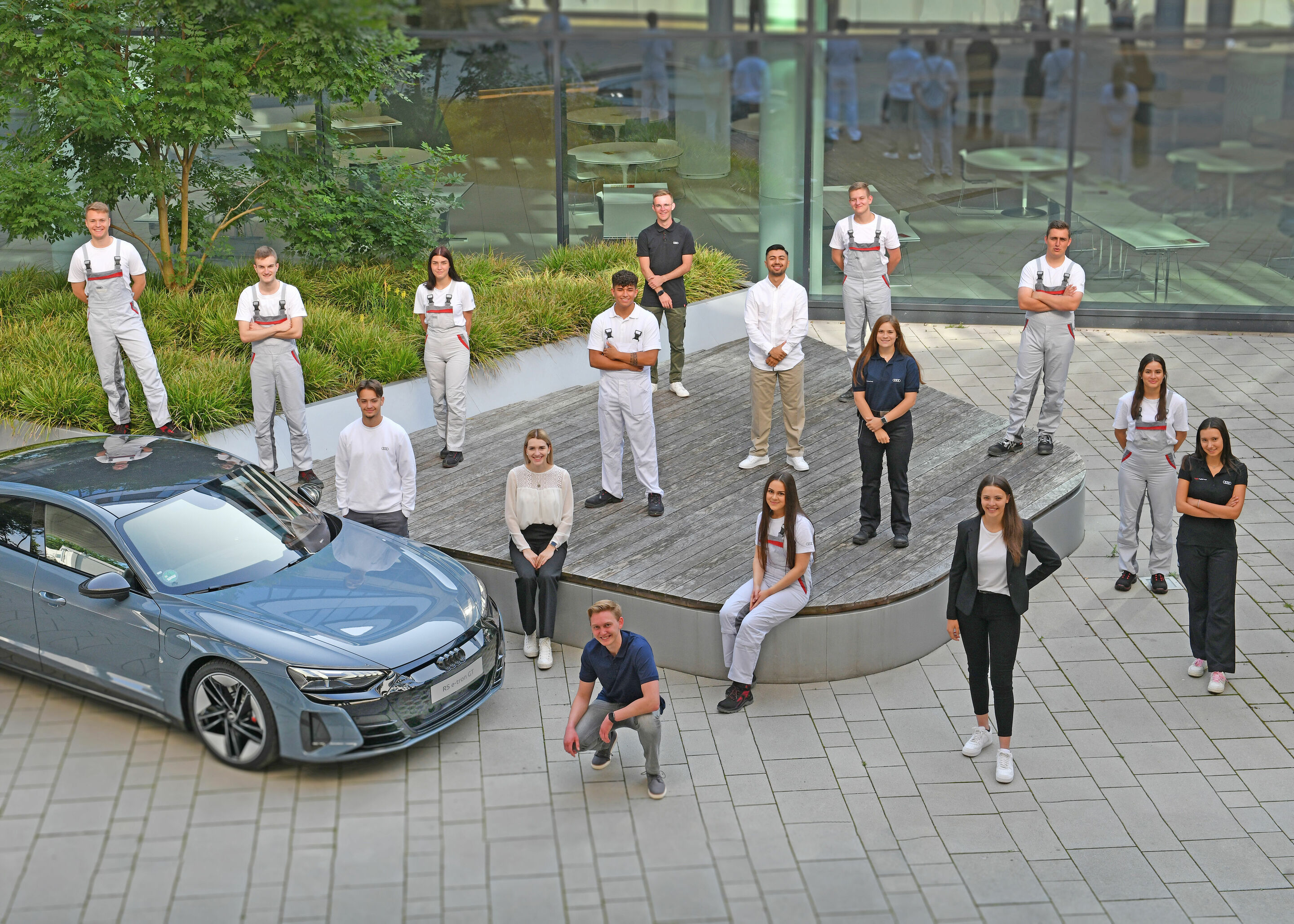Ausbildung bei Audi: Start in die Berufe von morgen - 694 Auszubildende und 42 dual Studierende nehmen 2021 ihre berufliche Karriere bei Audi an den Standorten Ingolstadt und Neckarsulm in Angriff. Mit maßgeschneiderten Ausbildungsinhalten beginnt die...