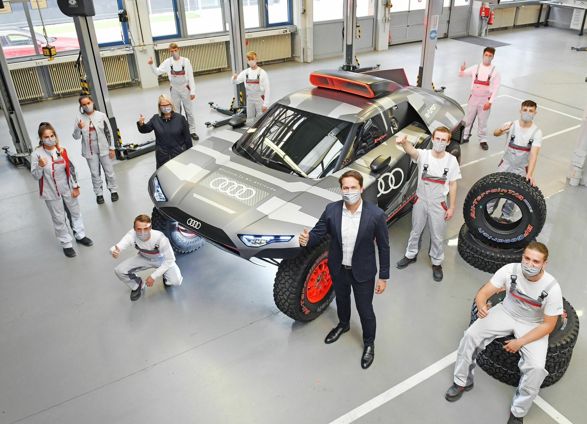 Auszubildende fertigen Showcar des Audi RS Q e-tron - Sabine Maaßen, Julius Seebach
