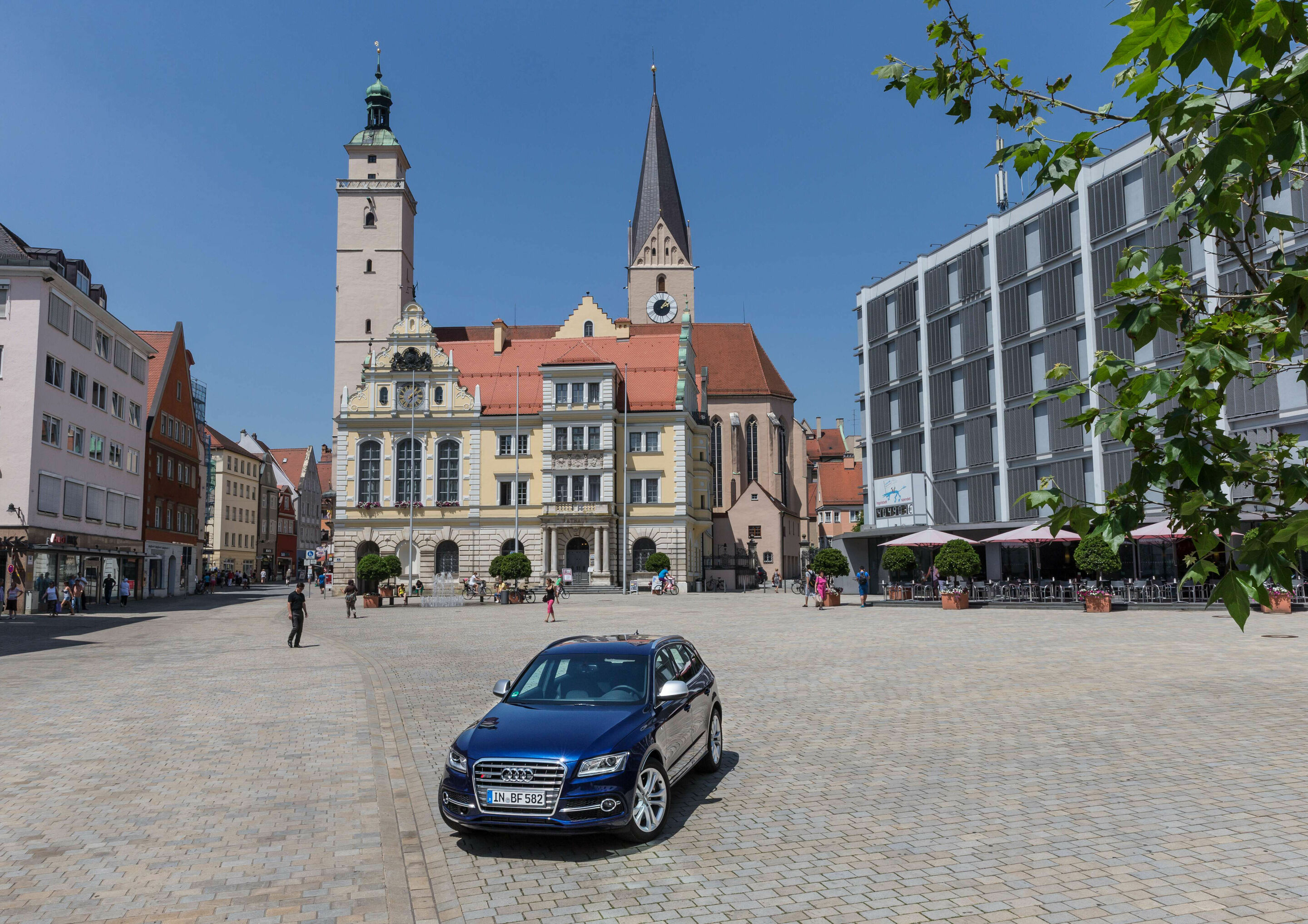 Audi in Ingolstadt - Audi SQ5 am Rathausplatz Ingolstadt



Schlagwörter: Audi, Stammsitz, Standort, SUV, Innenstadt, City, Einkaufen, Freizeit, Tourismus, Tradition, Moderne, Familie, Platz, Region, Heimat, Sehenswürdigkeiten, regional, sportlich, Bürgermeister,...