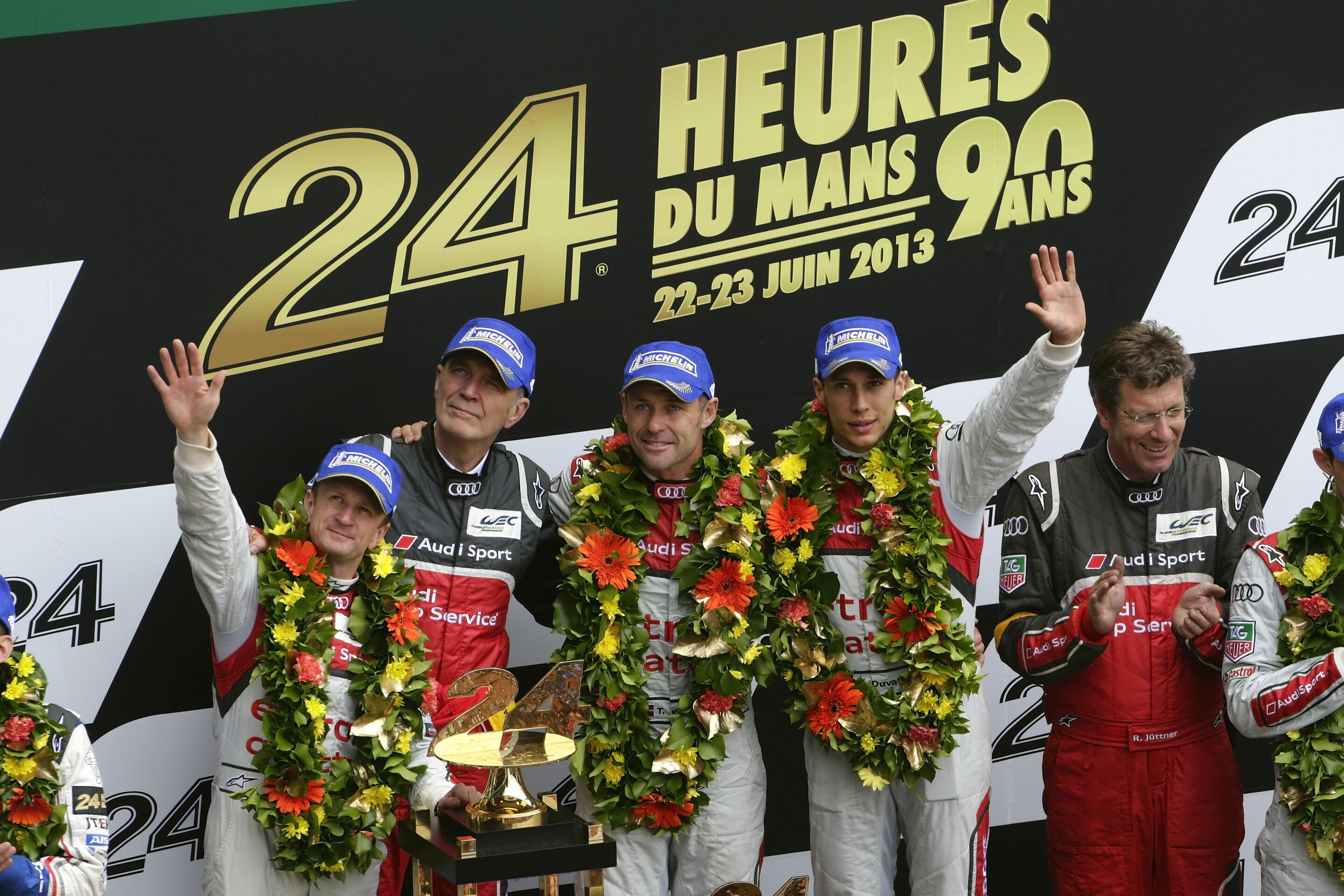 e-tron quattro siegt erneut in Le Mans - Allan McNish (GB), Dr. Wolfgang Ullrich (Audi Motorsportchef), Tom Kristensen (DK), Loïc Duval (F), Ralf Jüttner (Technischer Direktor Audi Sport Team Joest)