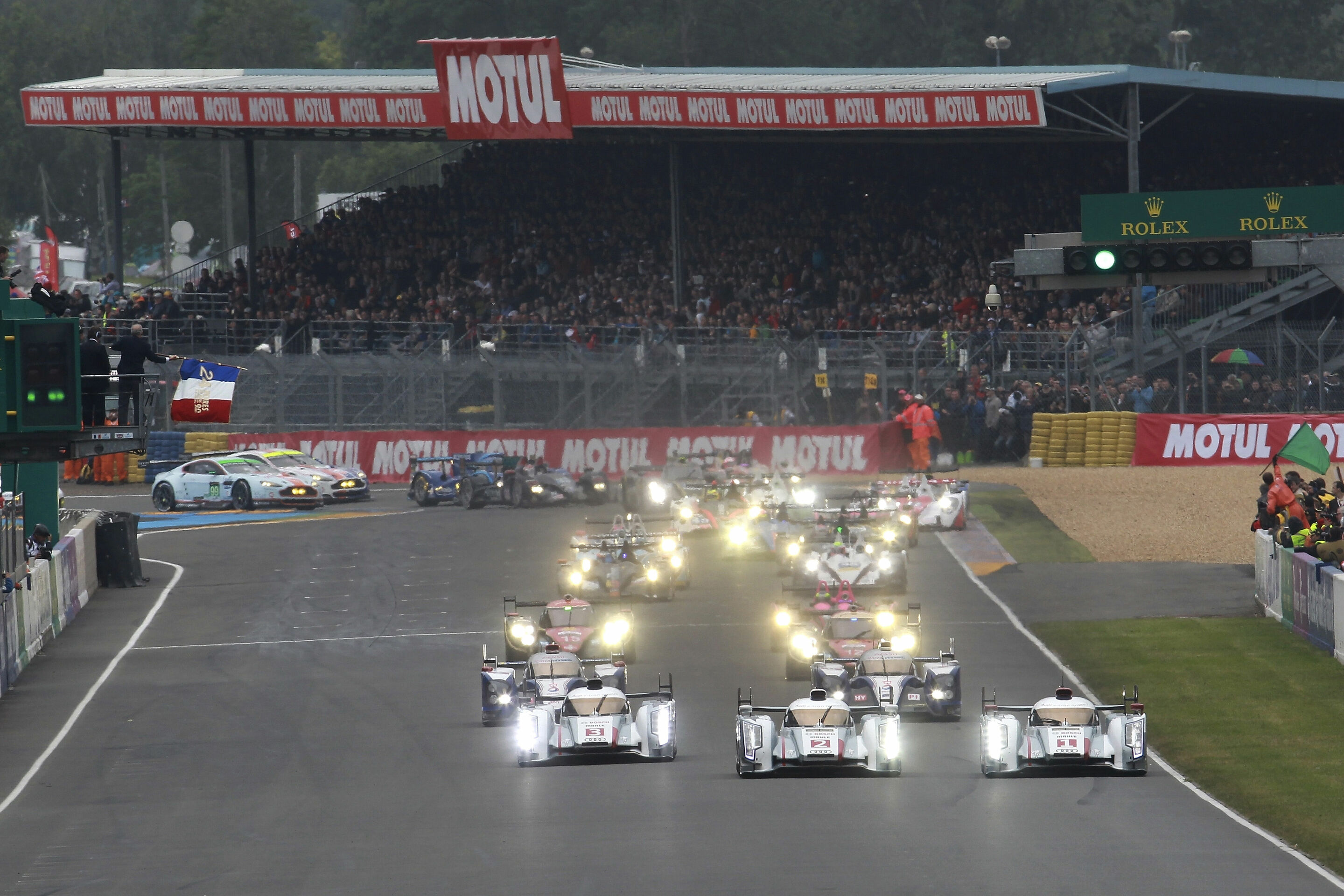 Le Mans 2013 - Start: Audi R18 e-tron quattro #3 (Audi Sport Team Joest), Marc Gené (E), Lucas di Grassi (BR), Oliver Jarvis (GB)
Audi R18 e-tron quattro #2 (Audi Sport Team Joest), Loïc Duval (F), Tom Kristensen (DK), Allan McNish (GB)
Audi R18 e-tron...